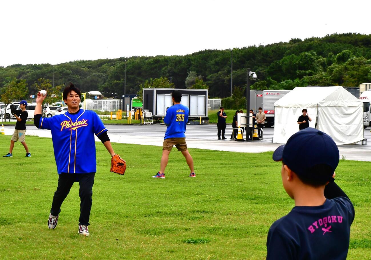 「スポーツを、みんなで楽しもう！海の森ベースポールフェスタ」で野球教室を行った井端弘和氏（左端）