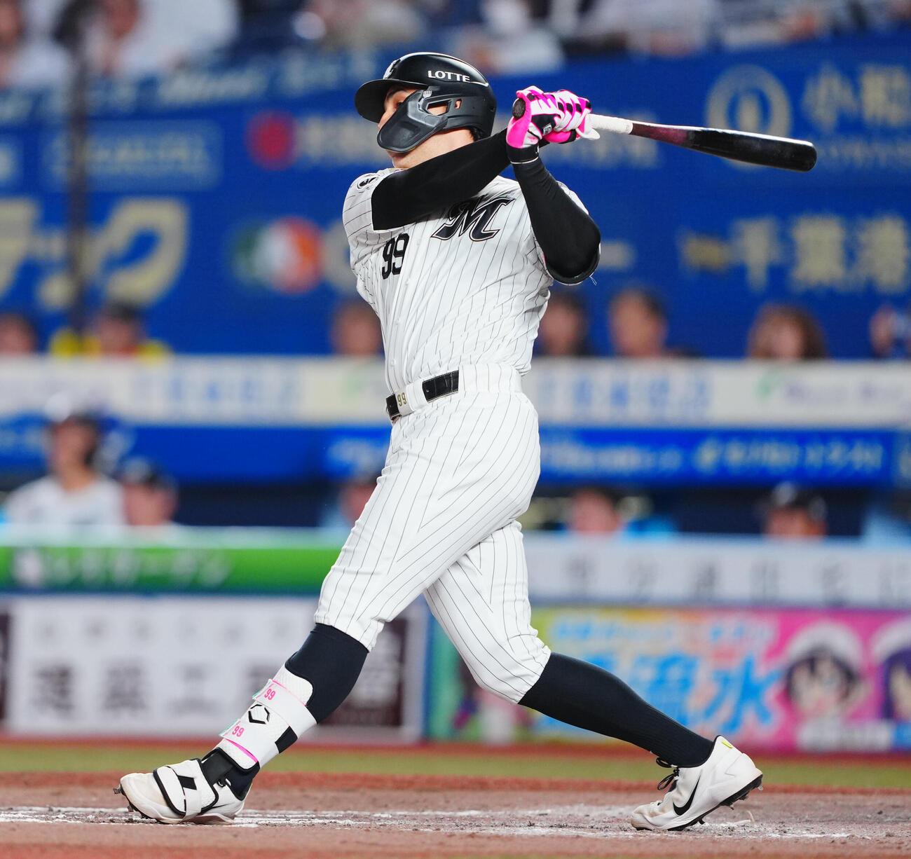 ロッテ対西武　7回裏ロッテ1死一塁、2点本塁打を放つネフタリ・ソト（撮影・垰建太）