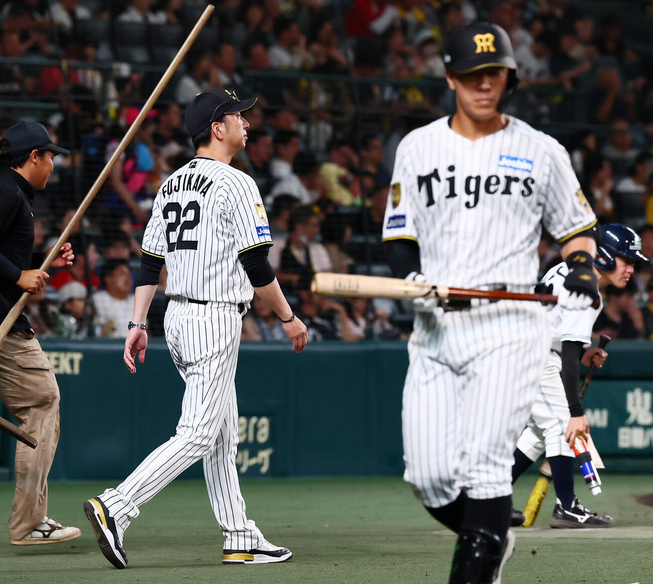 阪神対広島　7回裏を終え選手交代を告げる阪神藤川球児監督。右は三振した代打豊田寛（撮影・加藤哉）