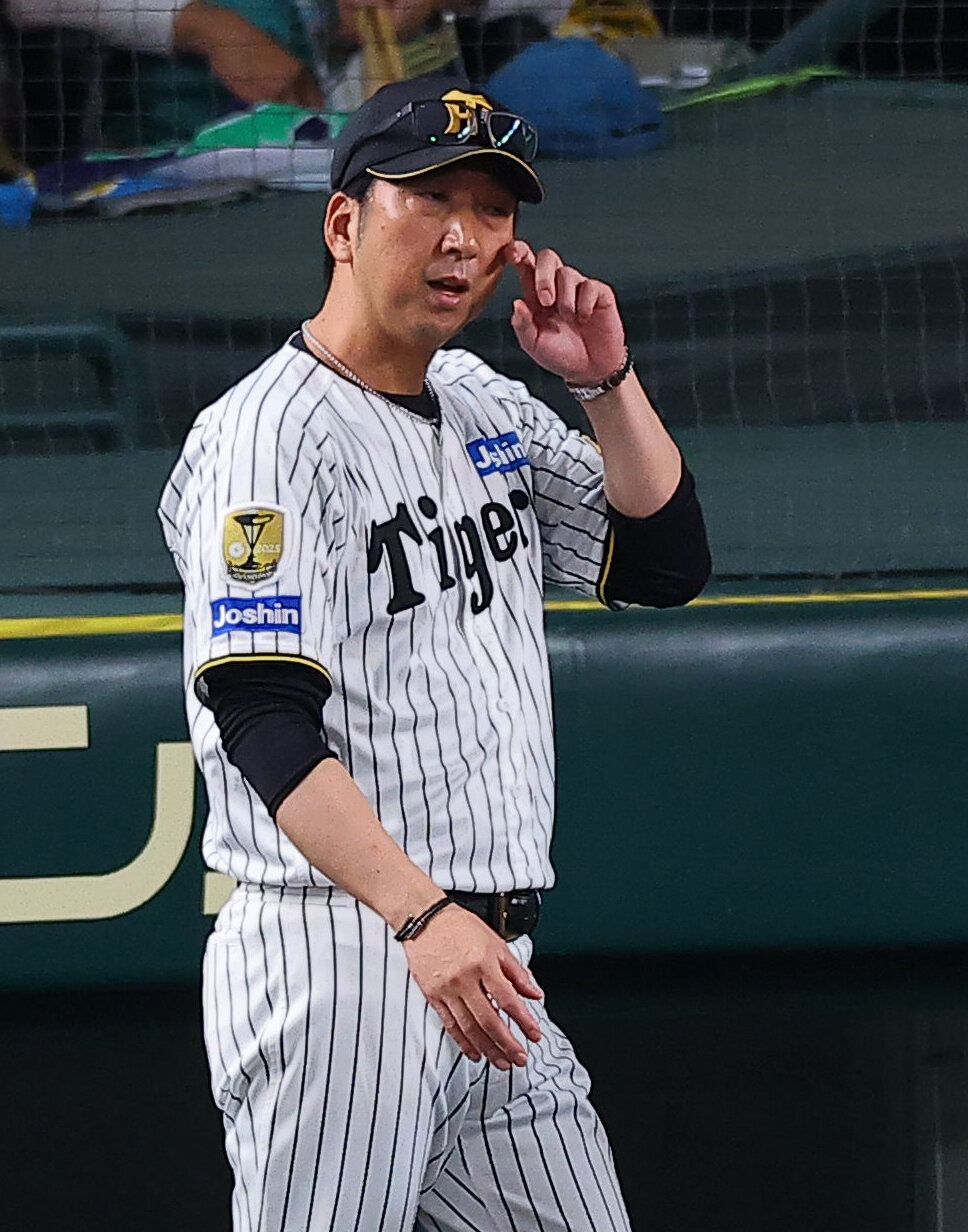 阪神対広島　選手交代を告げる藤川球児監督（撮影・上田博志）