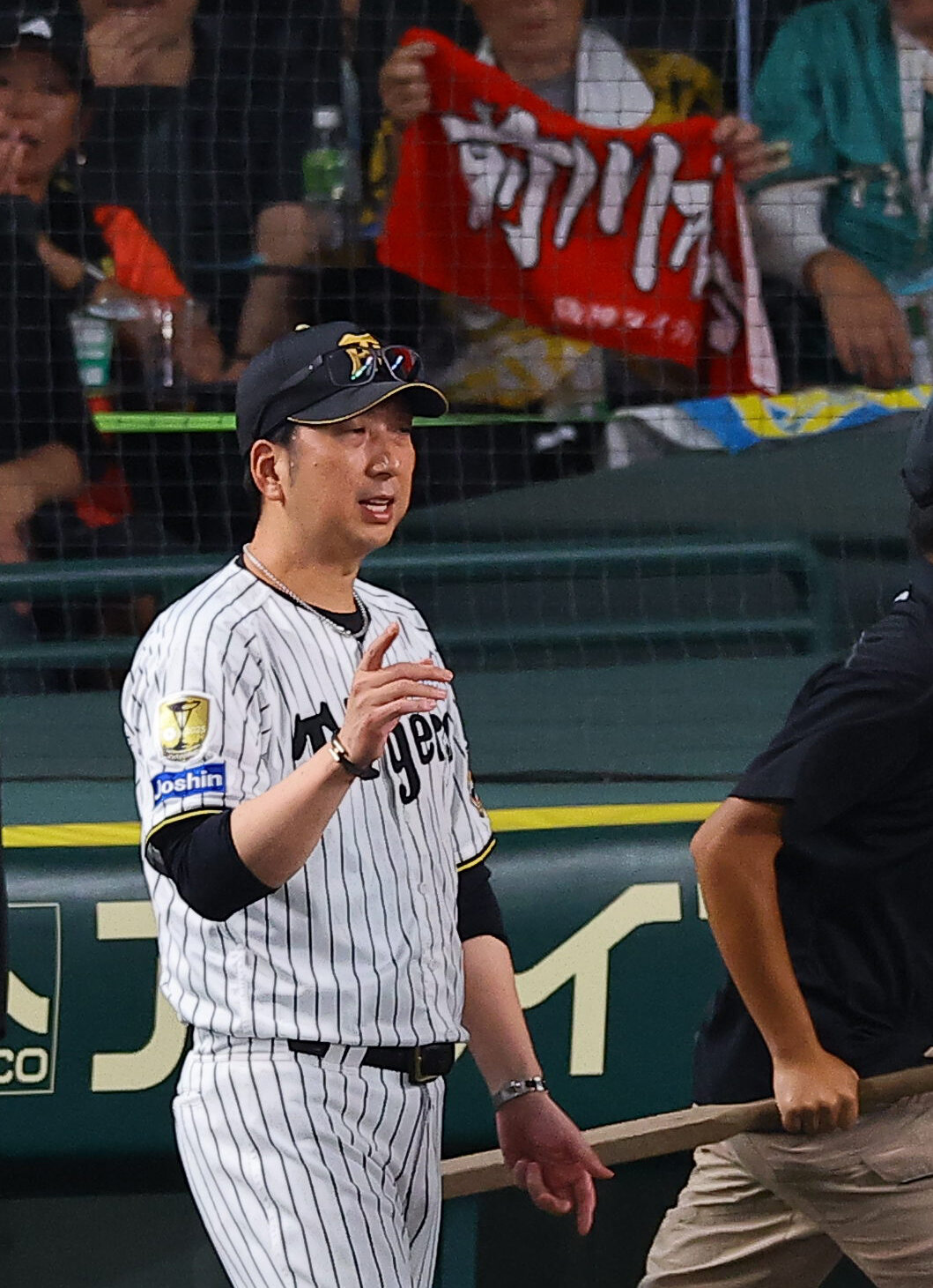 阪神対広島　選手交代を告げる藤川球児監督（撮影・上田博志）