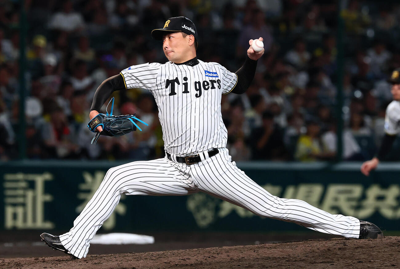 阪神対広島　8回裏、阪神4番手で登板する岩崎優（撮影・加藤哉）