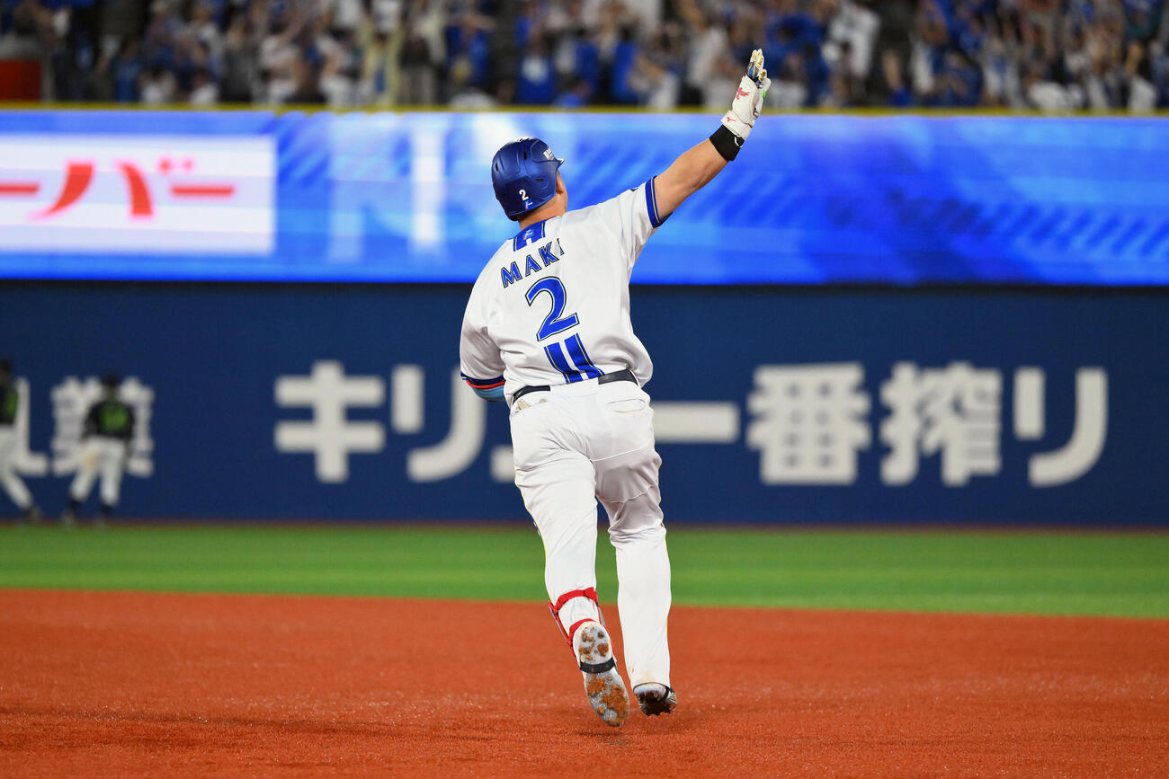 DeNA対ヤクルト　7回裏DeNA1死満塁、満塁本塁打を放ち右腕を上げダイヤモンドを1周する牧秀悟（撮影・滝沢徹郎）