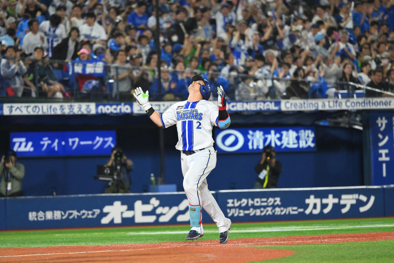 DeNA対ヤクルト　7回裏DeNA1死満塁、満塁本塁打を放った牧秀悟は天を見上げ生還する（撮影・滝沢徹郎）