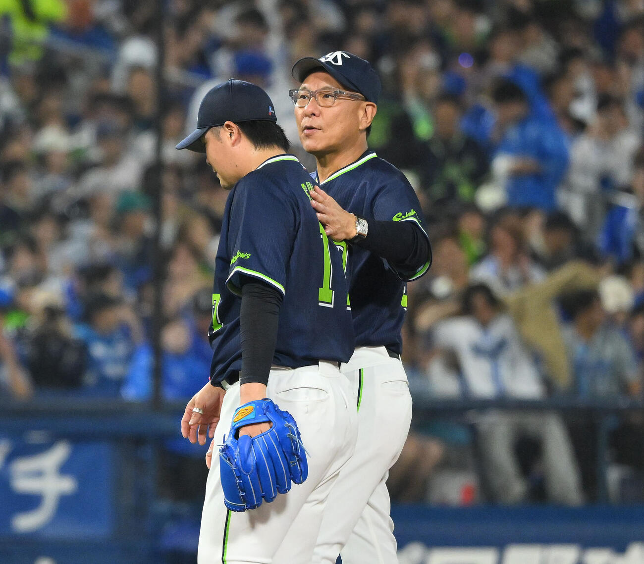 DeNA対ヤクルト　7回裏、ヤクルト池山隆寛監督（右）はDeNA牧秀悟に満塁本塁打を浴びた清水昇に声をかける（撮影・滝沢徹郎）