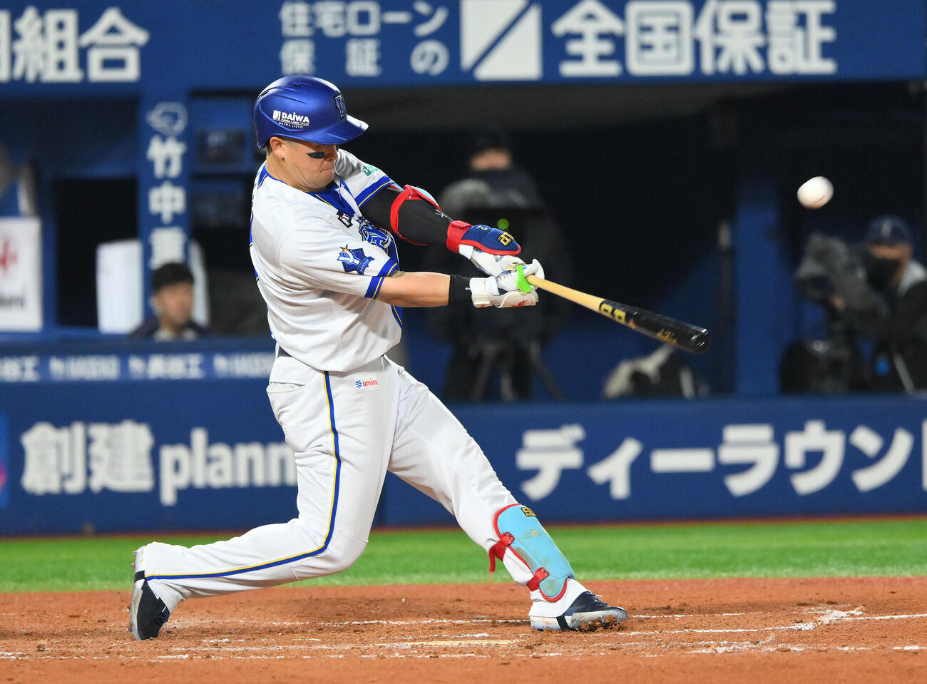 DeNA対ヤクルト　7回裏DeNA1死満塁、牧秀悟は満塁本塁打を放つ（撮影・滝沢徹郎）