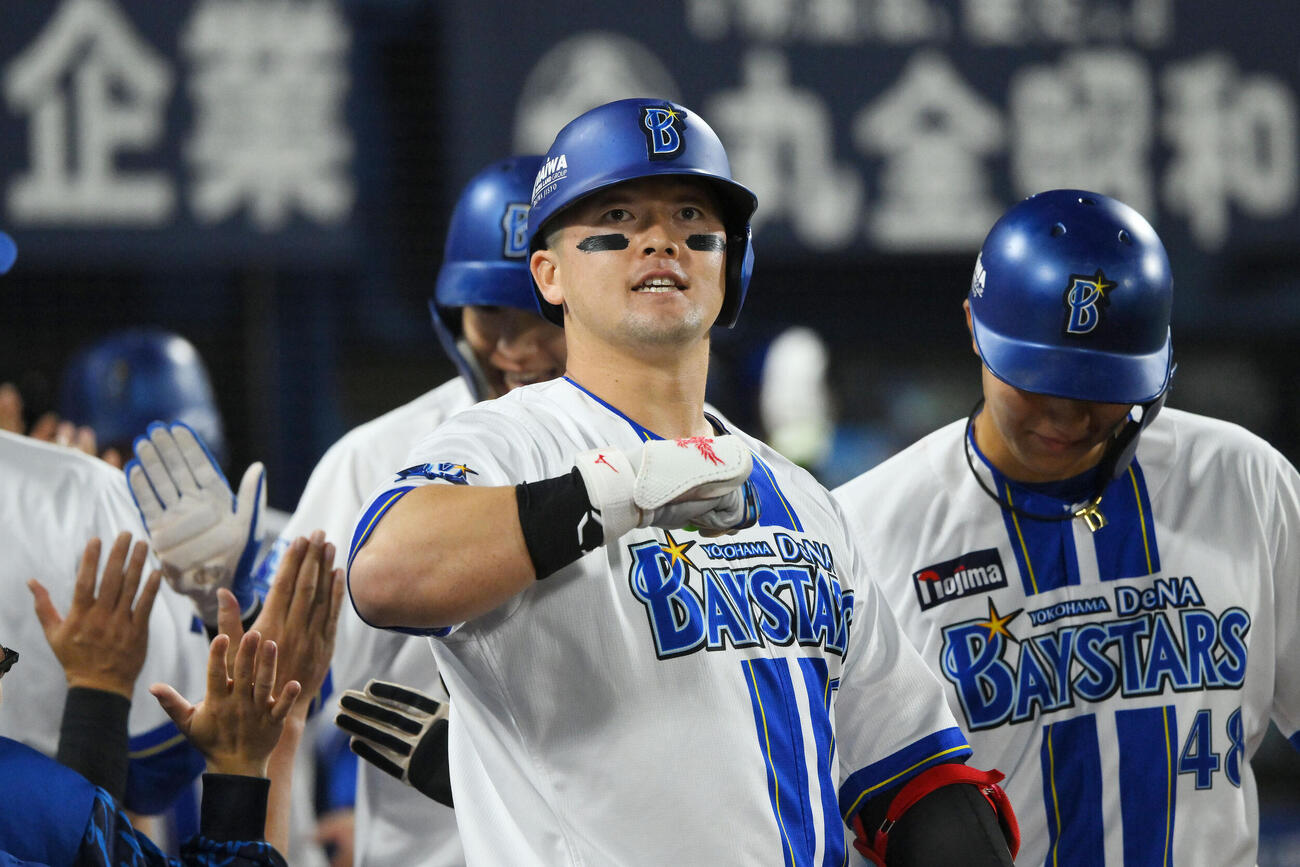 DeNA対ヤクルト　7回裏DeNA1死満塁、牧秀悟（中央）は満塁本塁打を放ちポーズを決める（撮影・滝沢徹郎）