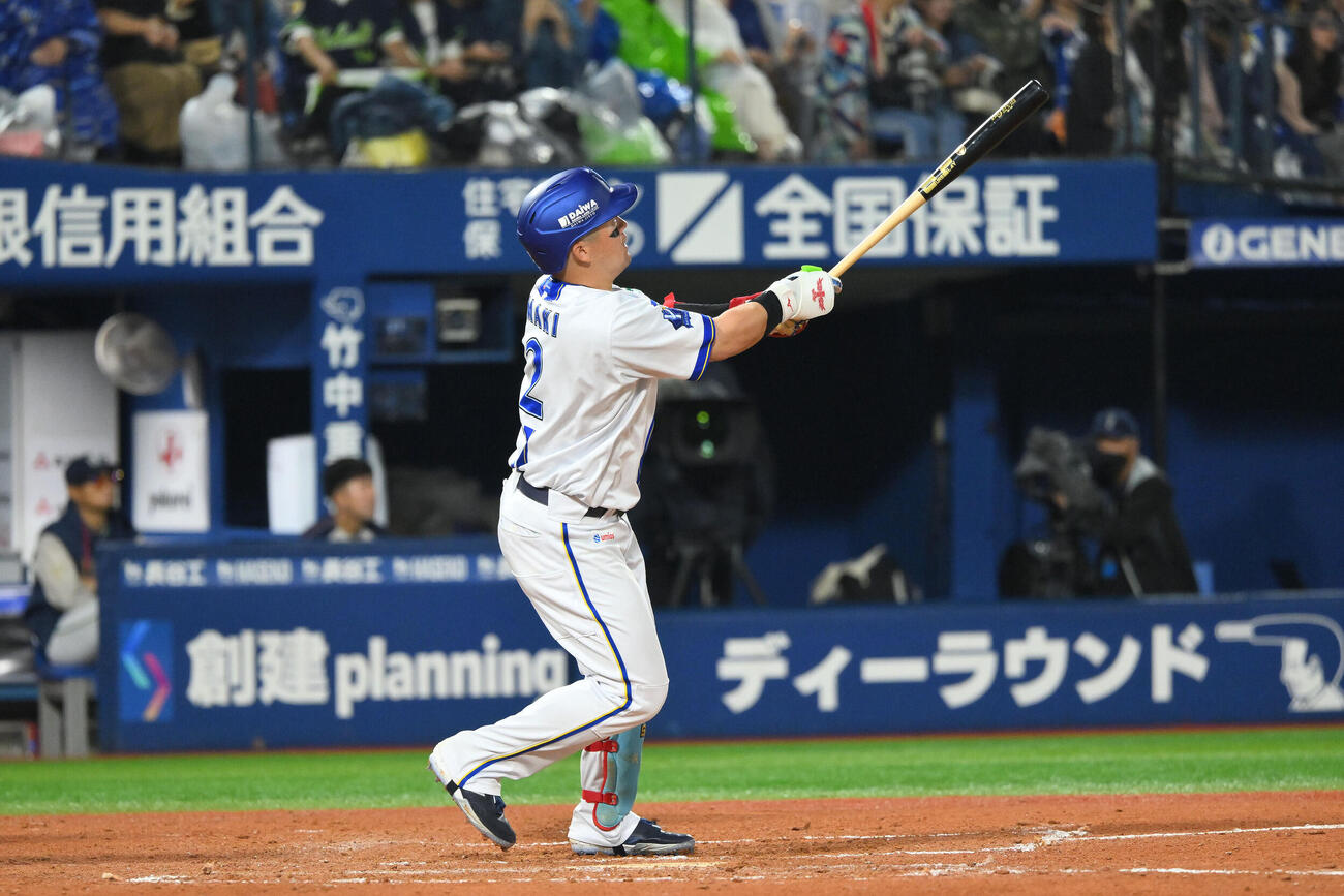 DeNA対ヤクルト　7回裏DeNA1死満塁、牧秀悟は満塁本塁打を放つ（撮影・滝沢徹郎）