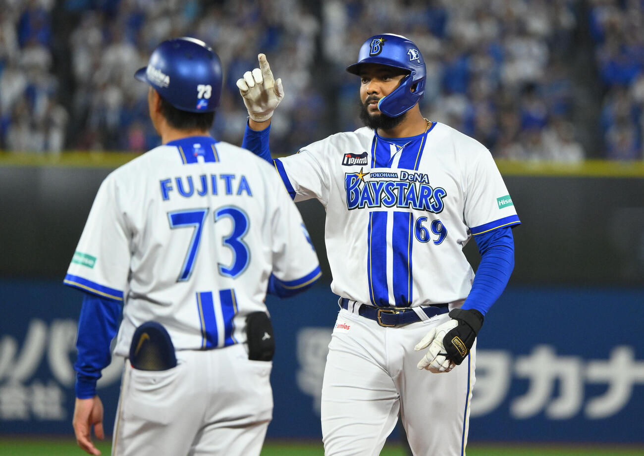 DeNA対ヤクルト　7回裏DeNA無死一塁、代打ヘラル・エンカーナシオン（右）は左前打を放ちポーズを決める（撮影・滝沢徹郎）