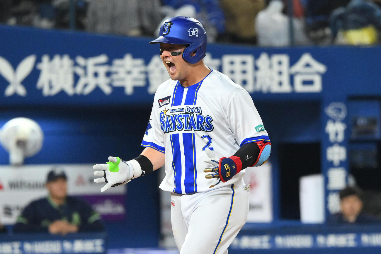 DeNA対ヤクルト　7回裏DeNA1死満塁、満塁本塁打を放った牧秀悟は生還し雄たけびを上げる（撮影・滝沢徹郎）