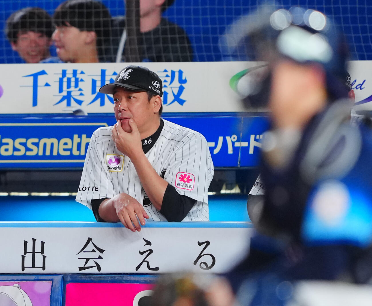 ロッテ対西武　ベンチで渋い表情のロッテサブロー（大村三郎）監督（撮影・垰建太）