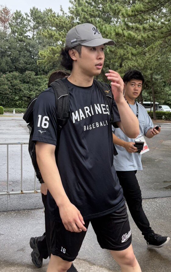 練習後に取材に応じたロッテ種市（撮影・水谷京裕）