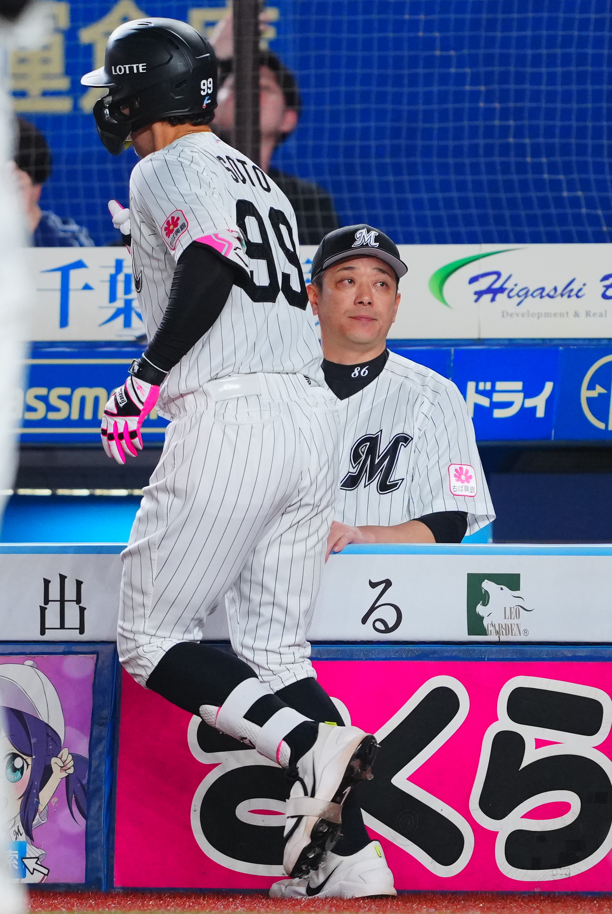 ロッテ対西武　7回裏ロッテ1死一塁、2点本塁打を放った代打ネフタリ・ソト（左）を出迎えるサブロー（大村三郎）監督（撮影・垰建太）
