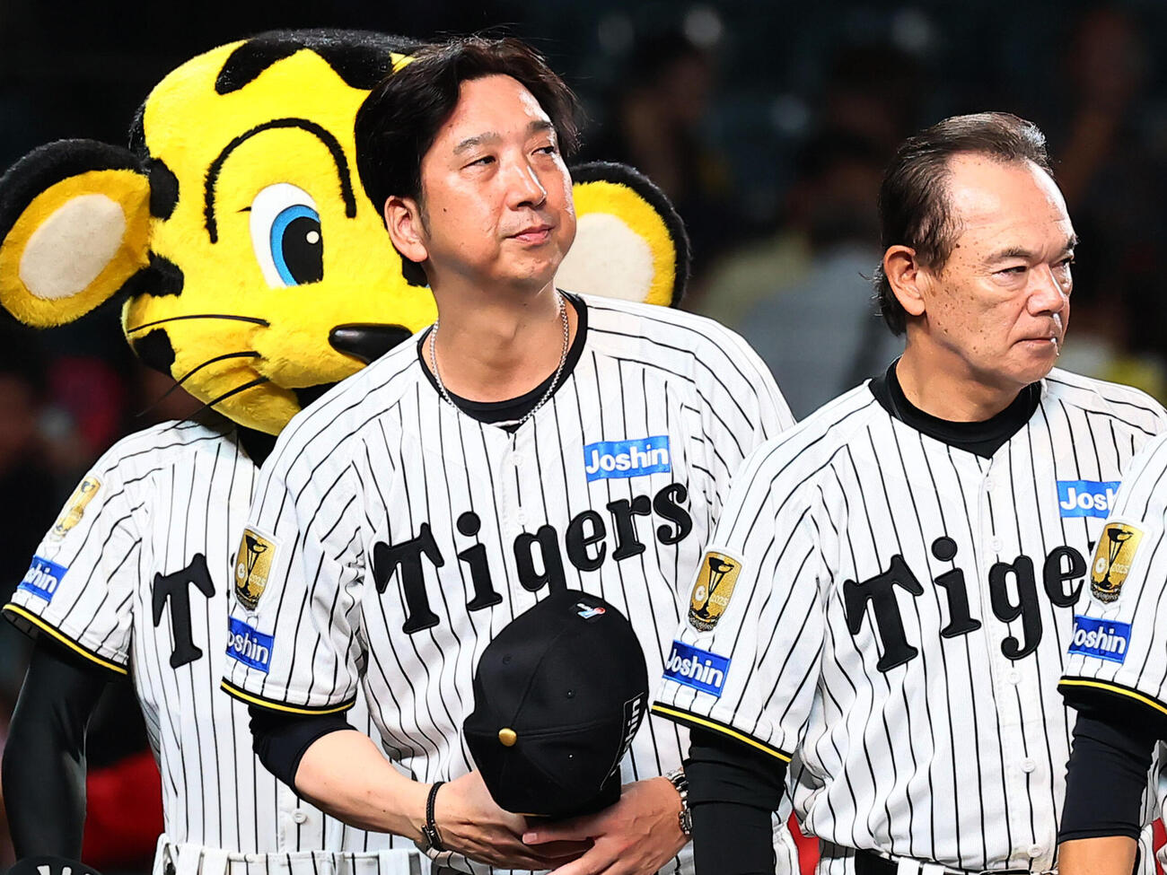 阪神対広島　広島に敗れスタンドへあいさつする阪神藤川球児監督。右は和田豊ヘッドコーチ（撮影・加藤哉）