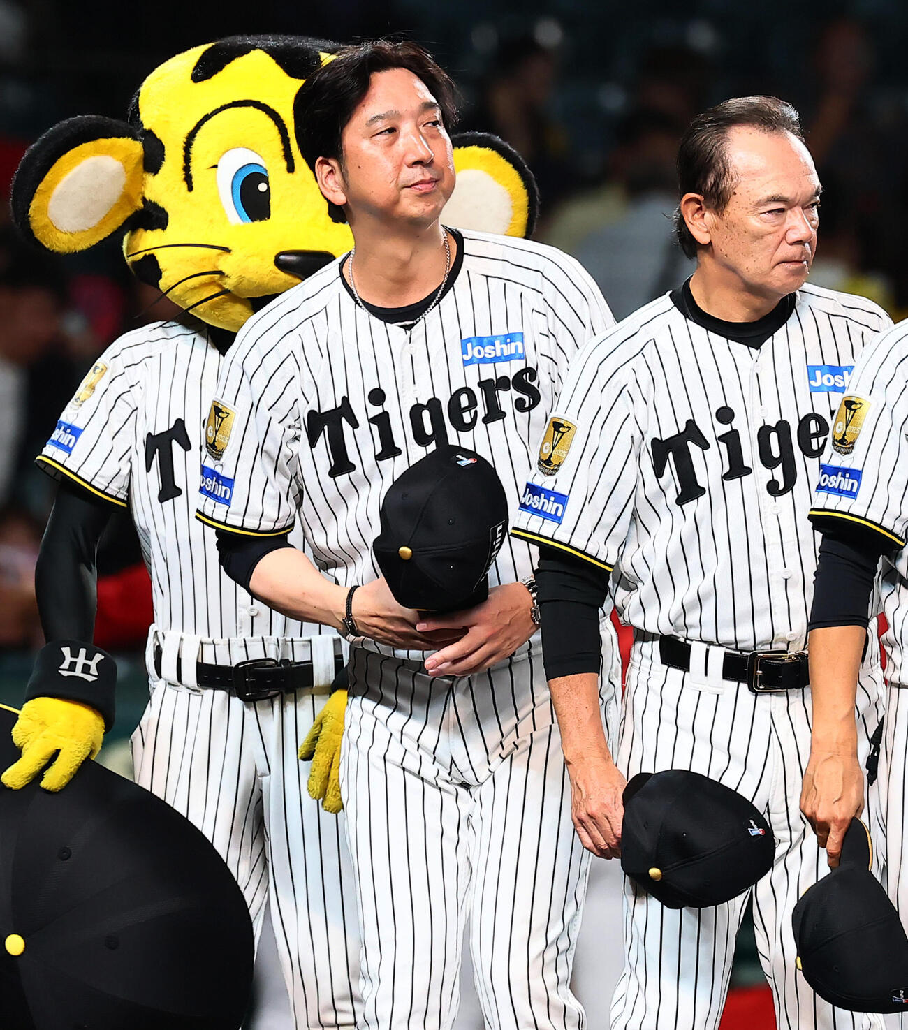阪神対広島　広島に敗れスタンドへあいさつする阪神藤川球児監督。右は和田豊ヘッドコーチ（撮影・加藤哉）