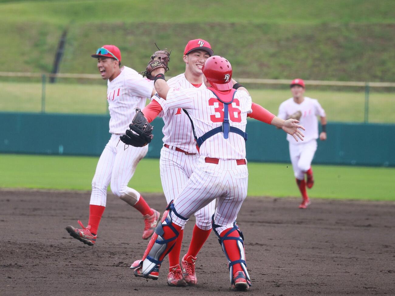 富士大対青森大　優勝を決め梅村団捕手に駆け寄る富士大・角田楓斗投手（撮影・高橋香奈）