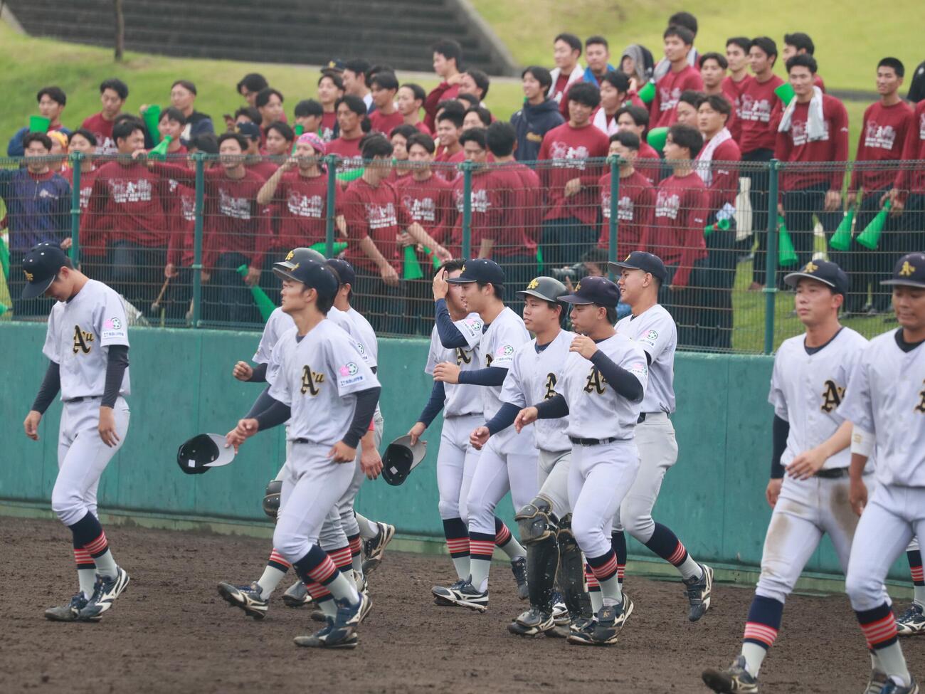富士大対青森大　試合後、悔しさをにじませる青森大ナイン（撮影・高橋香奈）