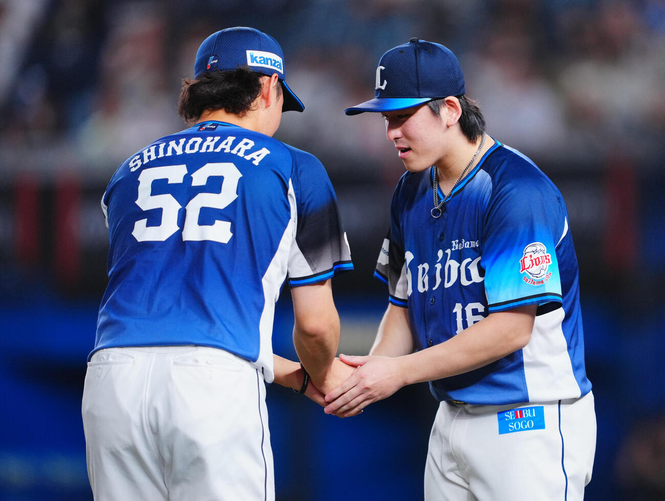 ロッテ対西武　ロッテに勝利し丁寧な握手を交わす西武隅田知一郎（右）と篠原響（撮影・垰建太）