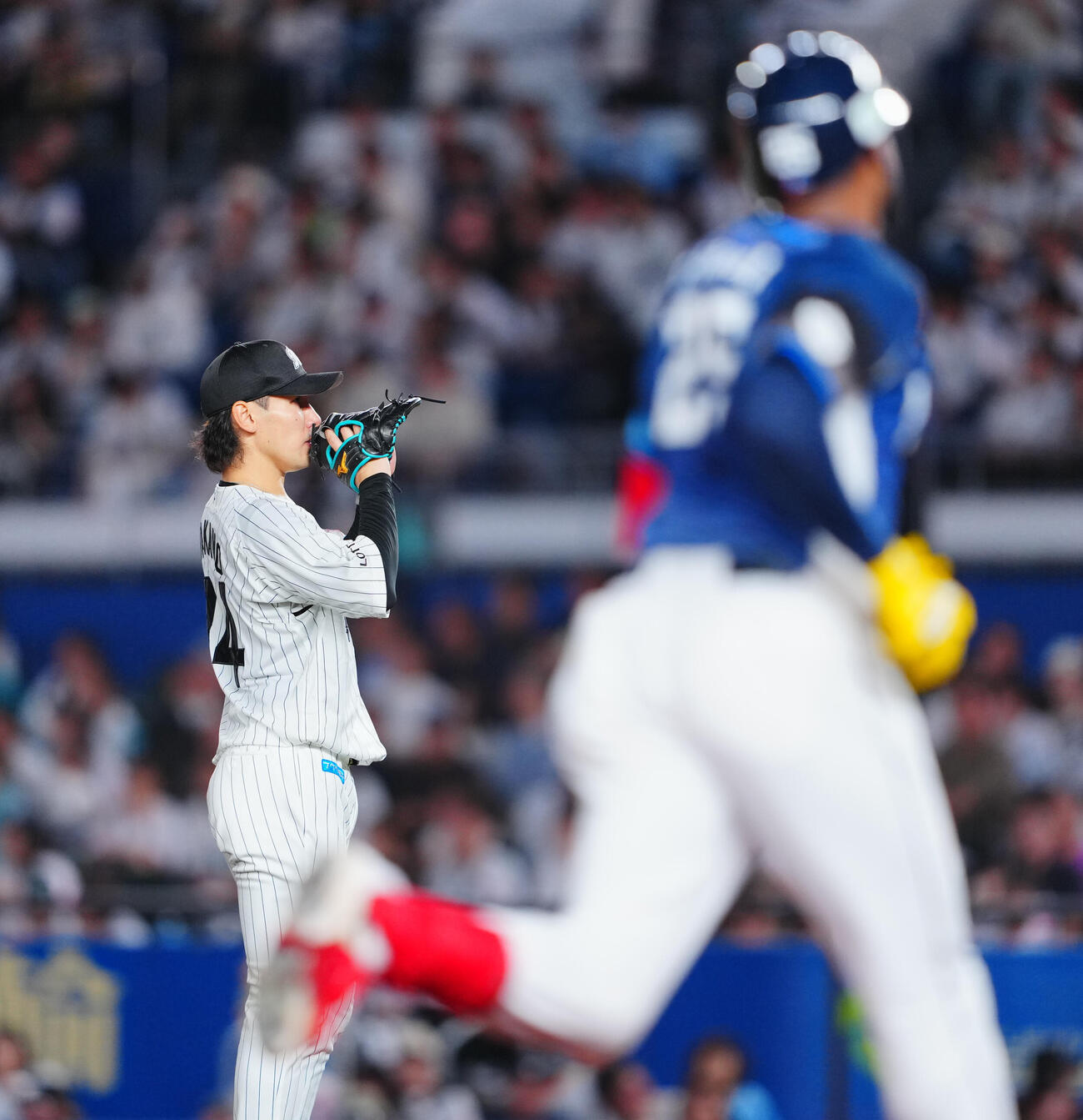 ロッテ対西武　3回表西武無死、アレクサンダー・カナリオに2打席連続となるソロ本塁打を浴びる高野脩汰（撮影・垰建太）