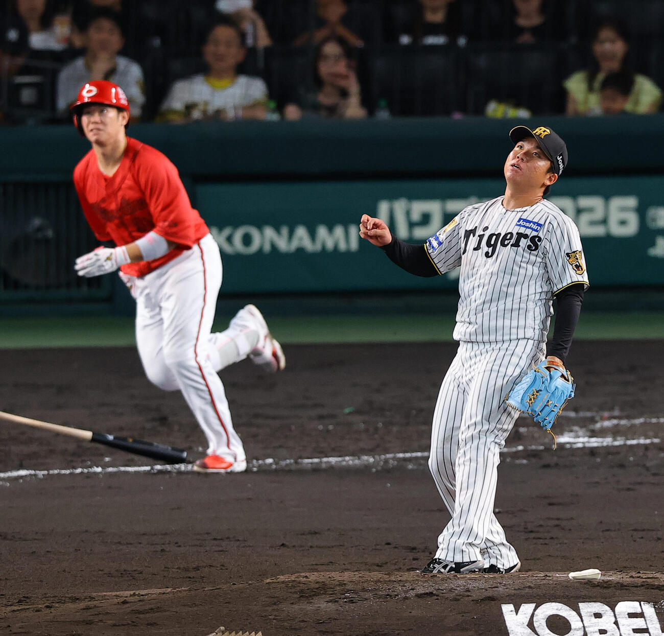 阪神対広島　4回表広島無死三塁、村上頌樹（右）は坂倉将吾に勝ち越し犠飛を浴びる（撮影・上田博志）