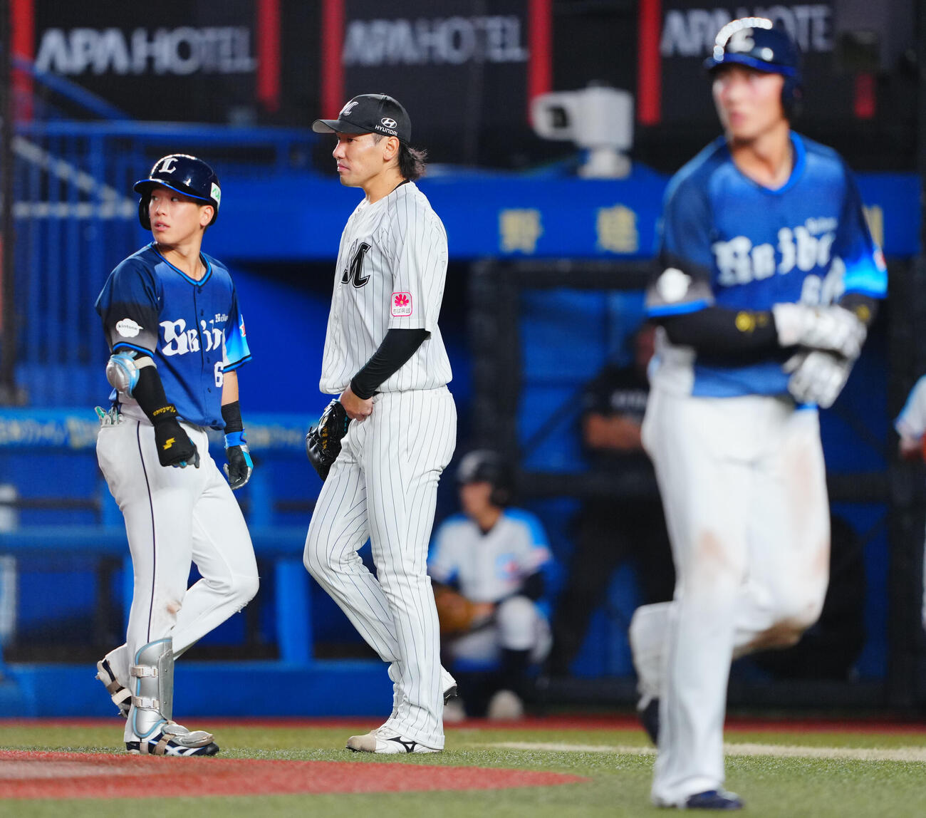 ロッテ対西武　7回表西武2死一、二塁、寺地隆成の適時失策で失点する高野脩汰（中央）（撮影・垰建太）