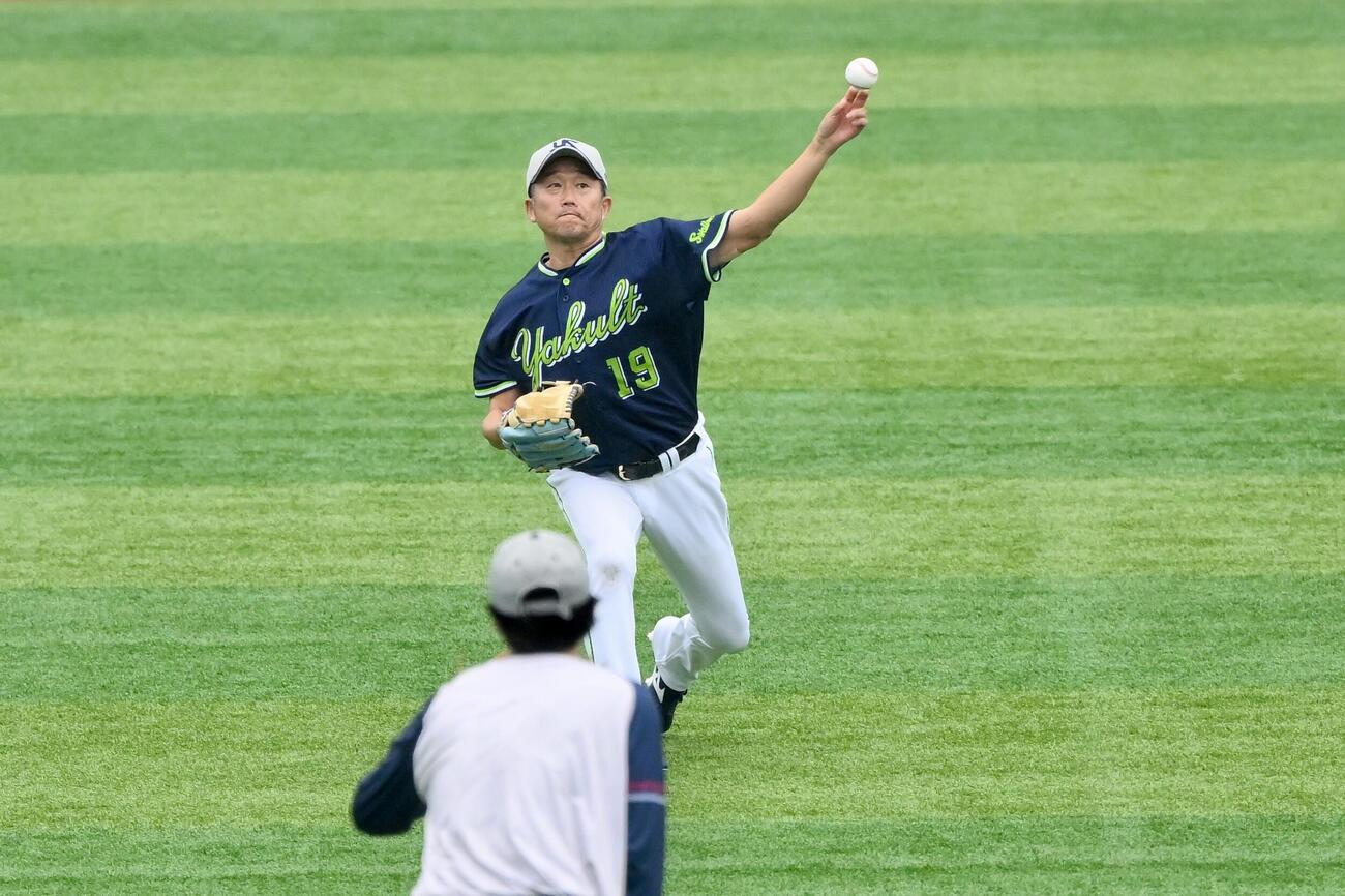 DeNA対ヤクルト　試合前練習のキャッチボールで調整するヤクルト石川雅規（撮影・滝沢徹郎）