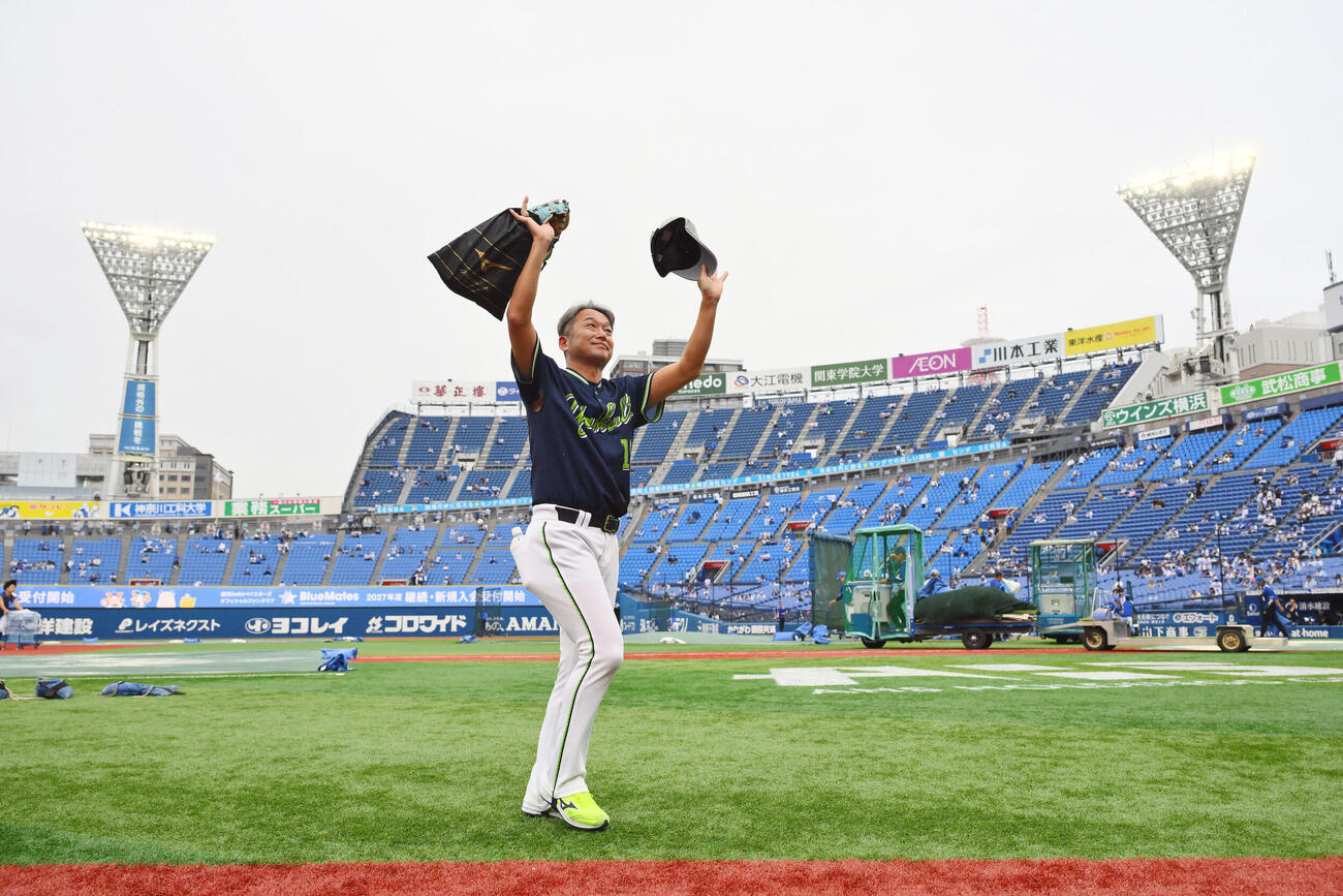 DeNA対ヤクルト　今季で引退するヤクルト石川雅規は試合前練習を終えファンに手を振る（撮影・滝沢徹郎）