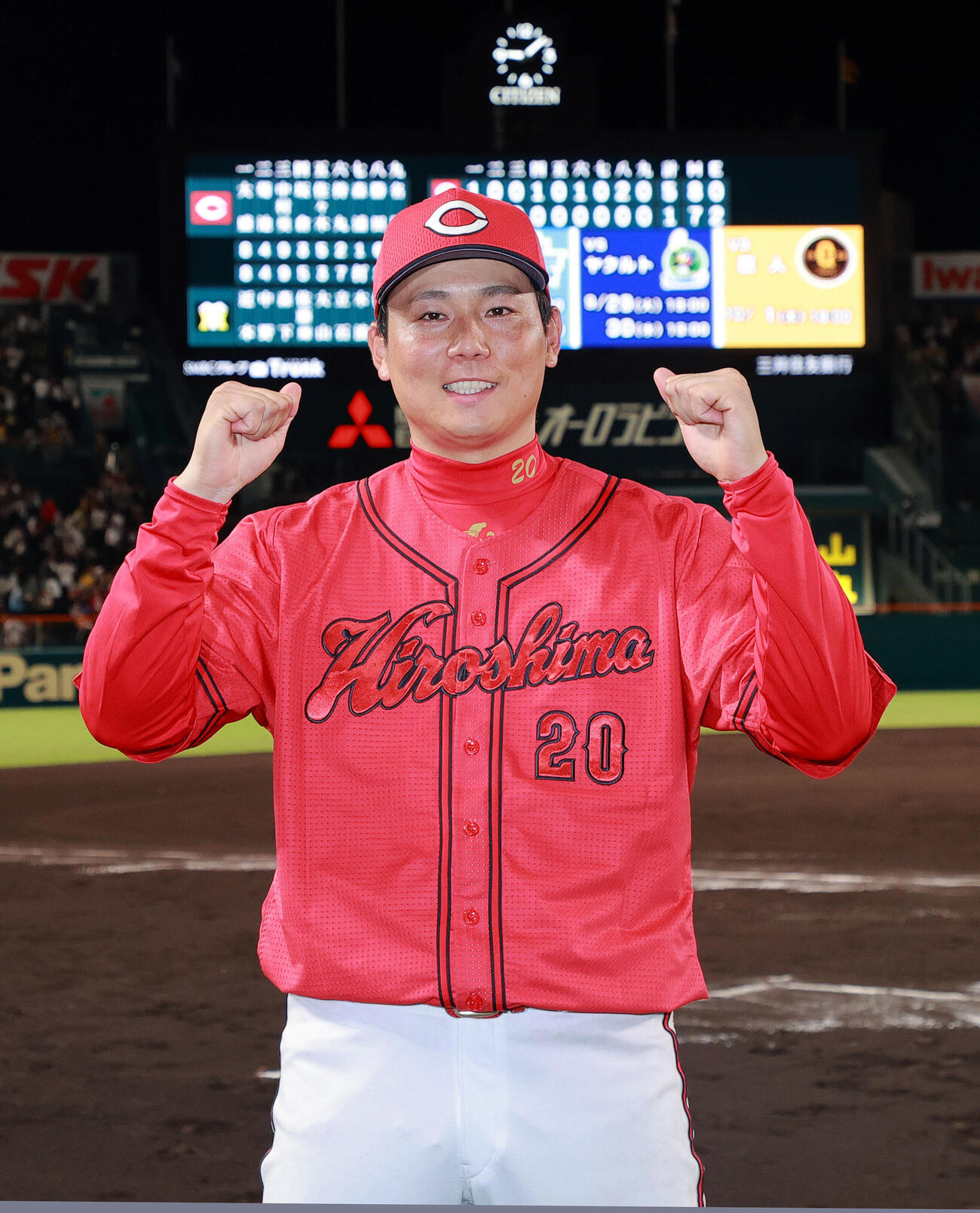 阪神対広島　阪神に勝利し笑顔でポーズを決める広島栗林良吏（撮影・上山淳一）