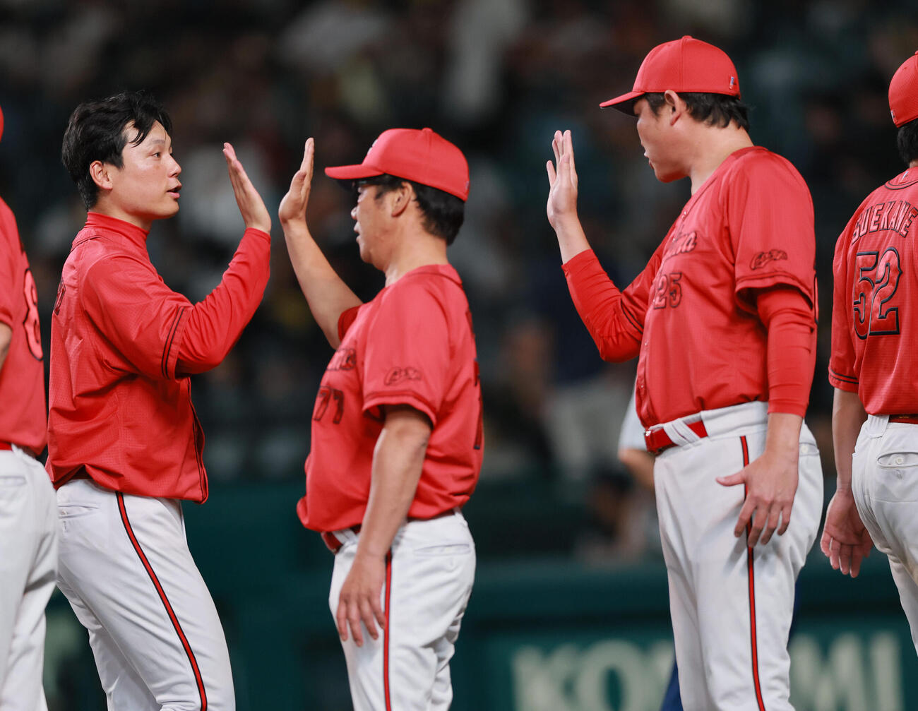 阪神対広島　阪神に勝利しタッチをかわす栗林良吏（左）と新井貴浩監督。中央は藤井彰人ヘッドコーチ（撮影・上山淳一）