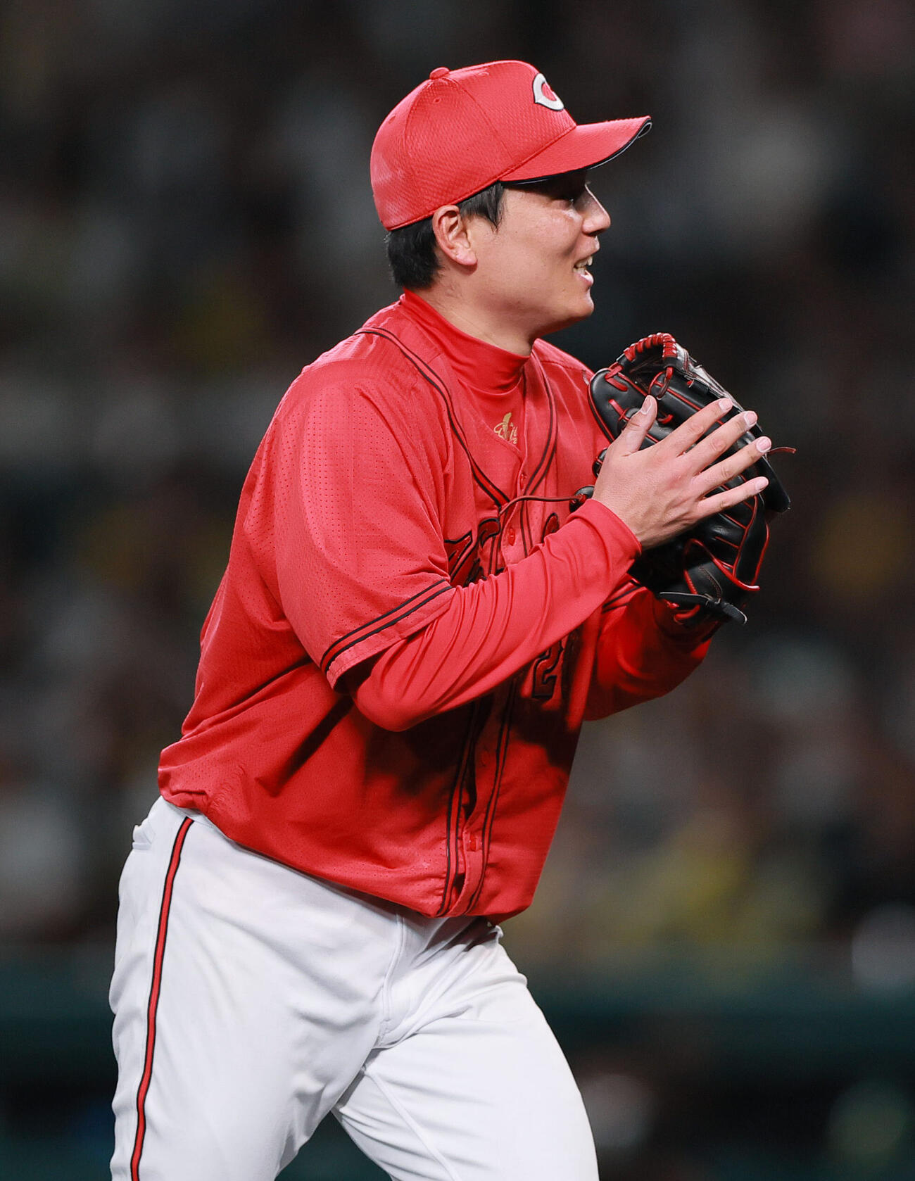 阪神対広島　6回裏阪神2死、栗林良吏は佐藤輝明を右飛に仕留めグラブを叩いて喜ぶ（撮影・上山淳一）