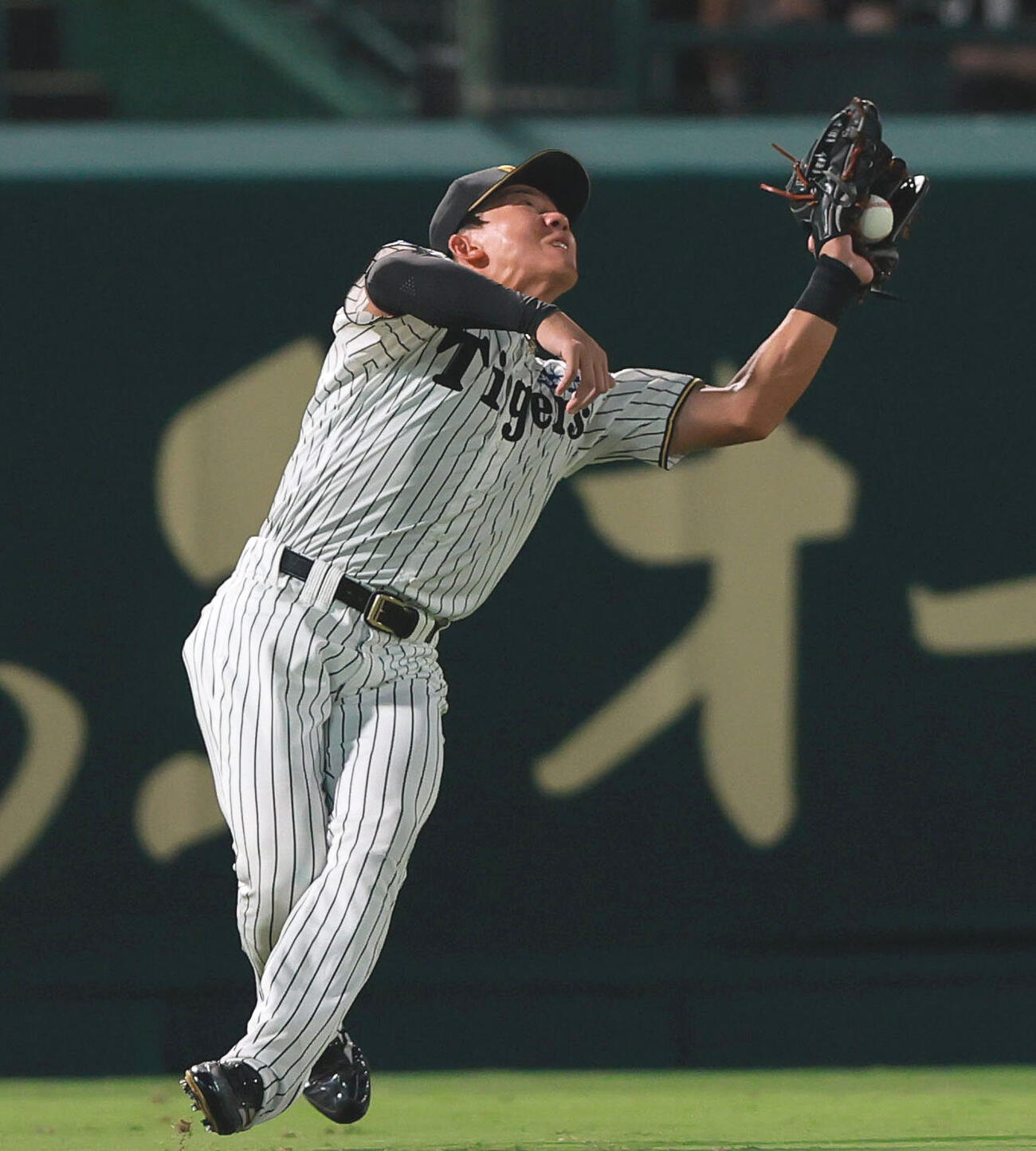 19日広島戦で落球する立石正広