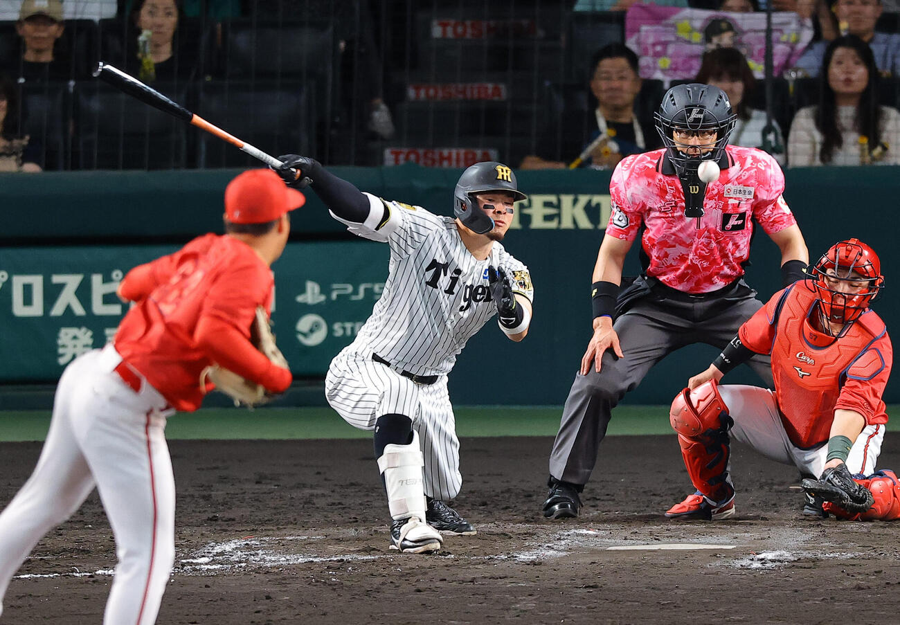 阪神対広島　8回裏阪神2死二塁、佐藤輝明は捕ゴロに倒れる（撮影・上田博志）
