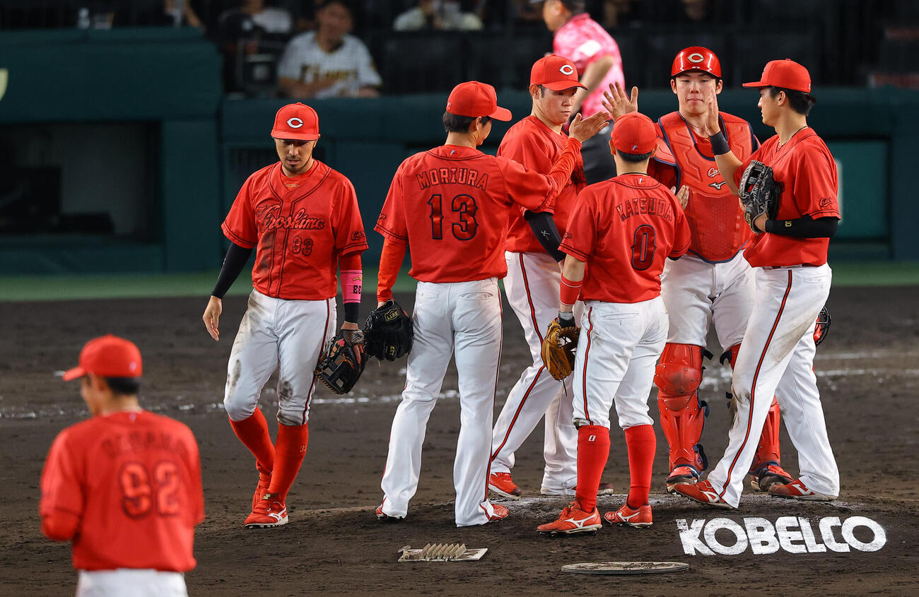 阪神対広島　阪神に勝利しマウンドでハイタッチする広島ナイン（撮影・上田博志）
