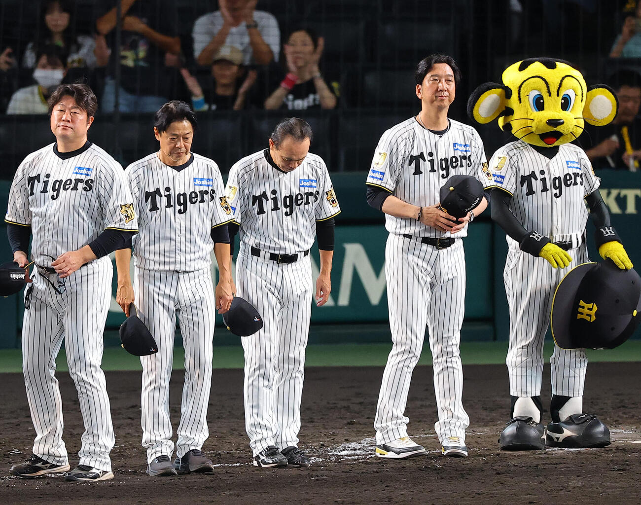 阪神対広島　広島に敗れた藤川球児監督（右から2人目）はファンにあいさつをする（撮影・上田博志）
