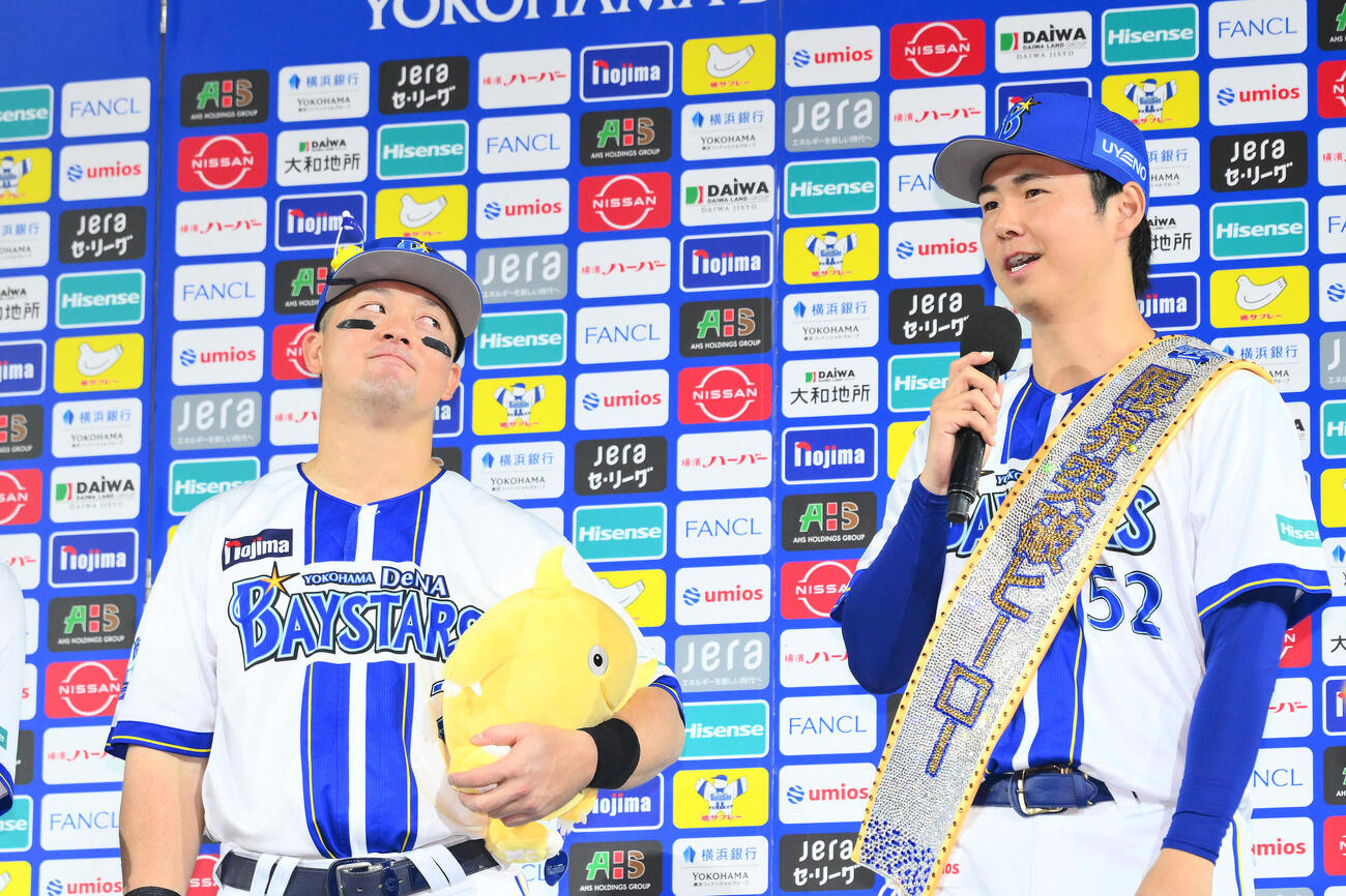 DeNA対ヤクルト　試合後、ヒーローインタビューを受けるDeNA浜地真澄（右）を見つめる牧秀悟（撮影・滝沢徹郎）