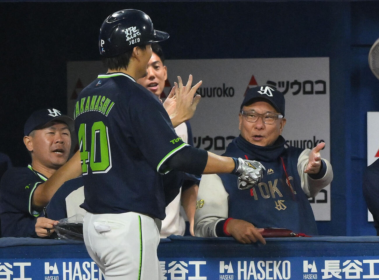 DeNA対ヤクルト　5回表ヤクルト1死一、二塁、岩田幸宏の適時二塁打で生還した二塁走者高梨裕稔（手前）を迎える池山隆寛監督（後方右）（撮影・滝沢徹郎）