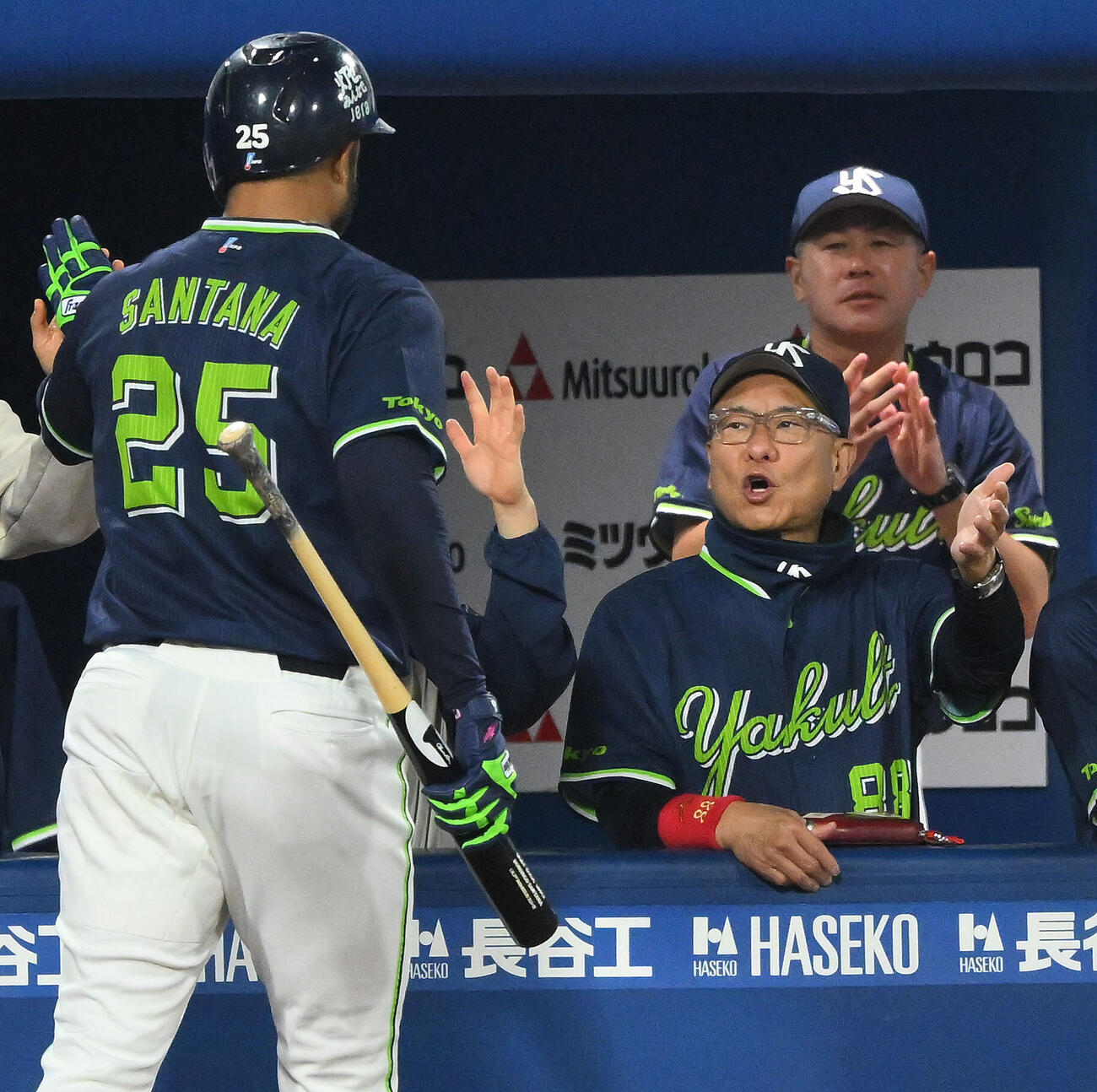 DeNA対ヤクルト　4回表ヤクルト無死一、三塁、犠飛を放ったドミンゴ・サンタナ（手前）を迎える池山隆寛監督（撮影・滝沢徹郎）