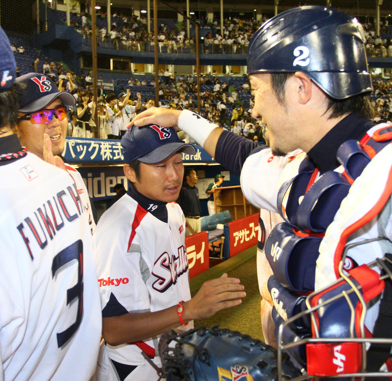 ヤクルト相川亮二（右）に祝福される石川雅規（2010年撮影）