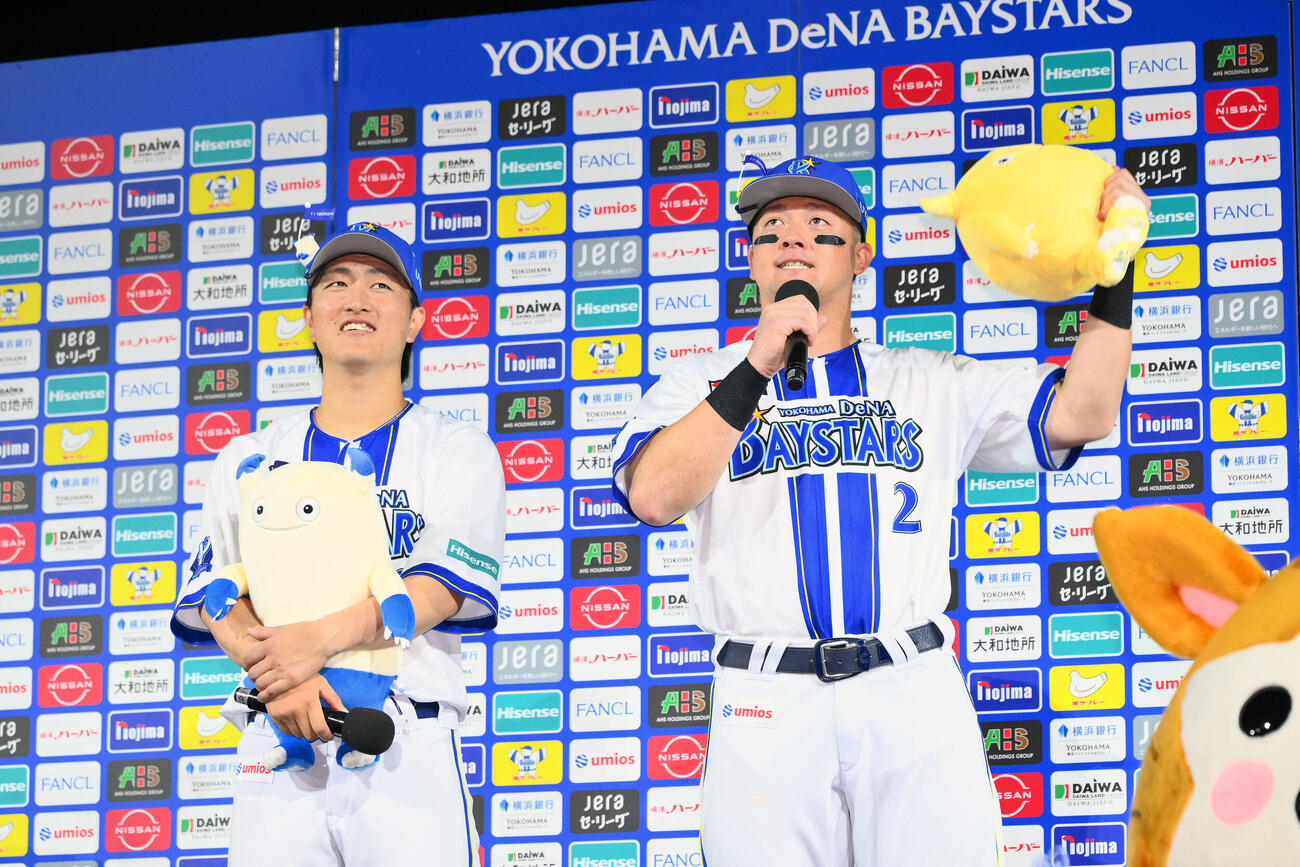 DeNA対ヤクルト　試合後、ヒーローインタビューを受けるDeNA古市尊（左）と牧秀悟（撮影・滝沢徹郎）