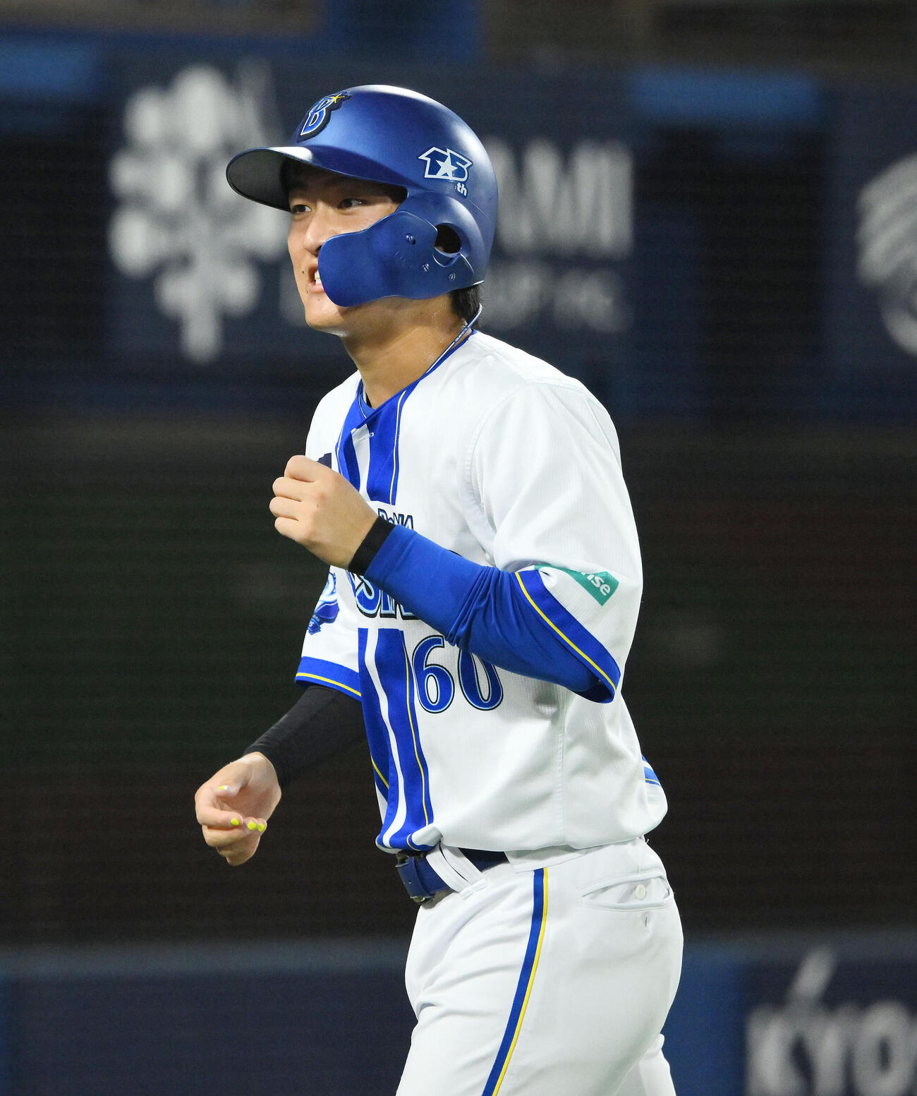 DeNA対ヤクルト　2回裏に先制適時打を放った古市尊はベンチ前でガッツポーズする（撮影・滝沢徹郎）