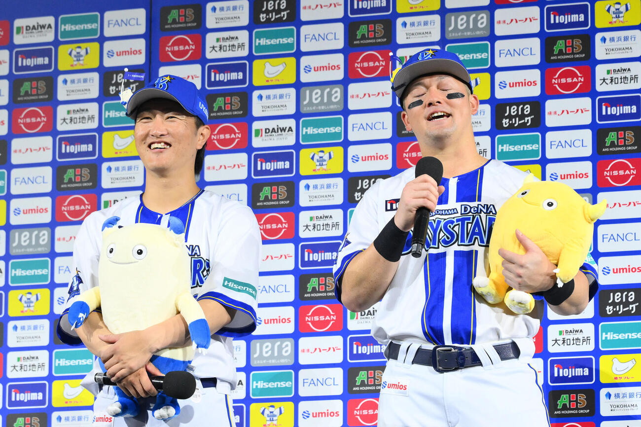 DeNA対ヤクルト　試合後、ヒーローインタビューを受けるDeNA古市尊（左）と牧秀悟（撮影・滝沢徹郎）