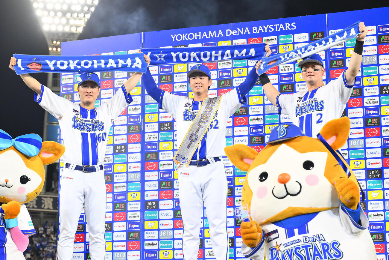 DeNA対ヤクルト　ヒーローインタビューを終えポーズを決めるDeNAの、左から古市尊、浜地真澄、牧秀悟（撮影・滝沢徹郎）