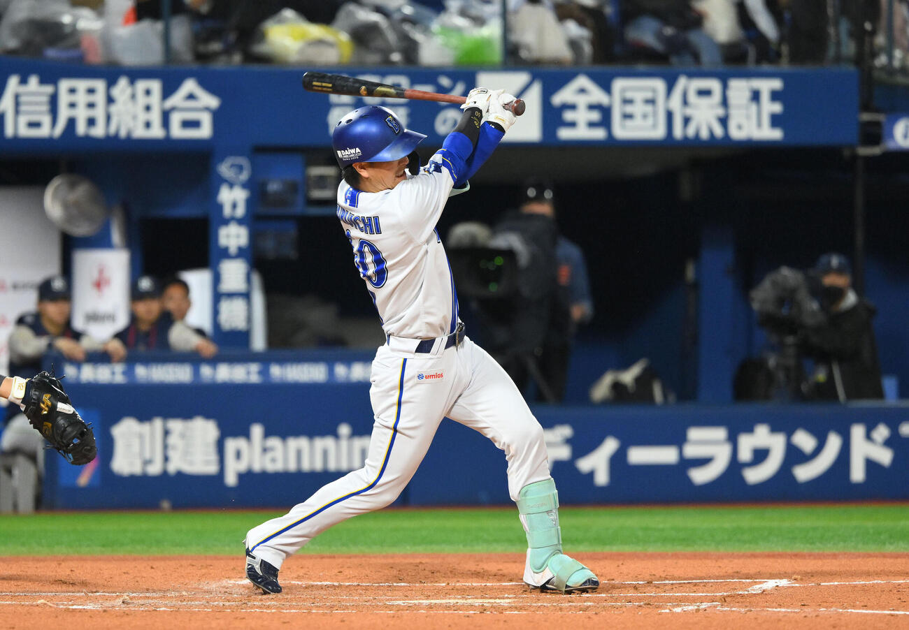 DeNA対ヤクルト　2回裏DeNA2死一、二塁、古市尊は先制適時打を放つ（撮影・滝沢徹郎）