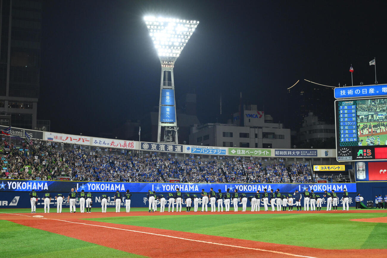 DeNA対ヤクルト　試合後、横浜スタジアムのファンにあいさつするヤクルトの選手たち（撮影・滝沢徹郎）