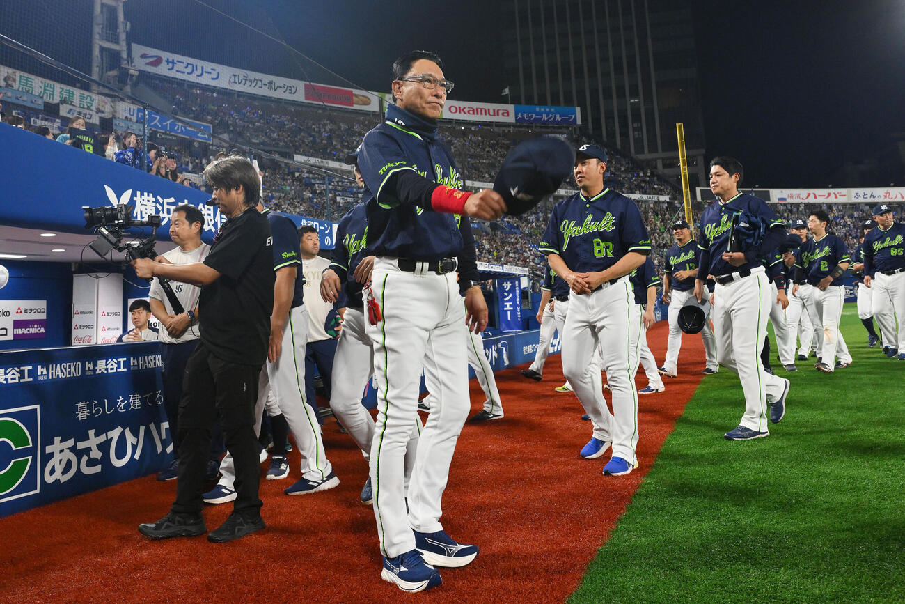 DeNA対ヤクルト　試合後、横浜スタジアムのファンにあいさつするヤクルト池山隆寛監督（撮影・滝沢徹郎）