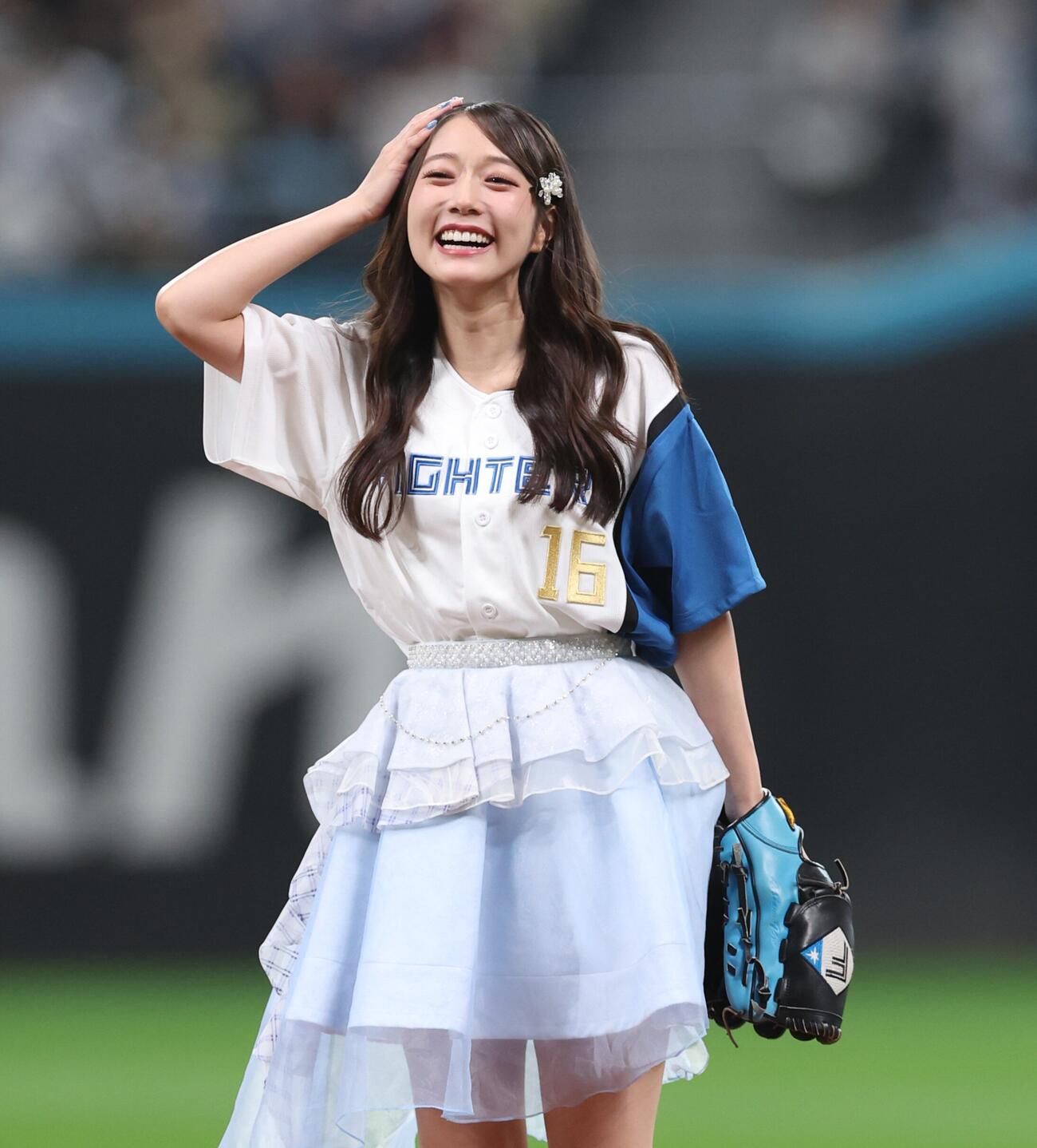 日本ハム対オリックス　ファーストピッチセレモニーで投球する「つばきファクトリー」の谷本安美（撮影・黒川智章）