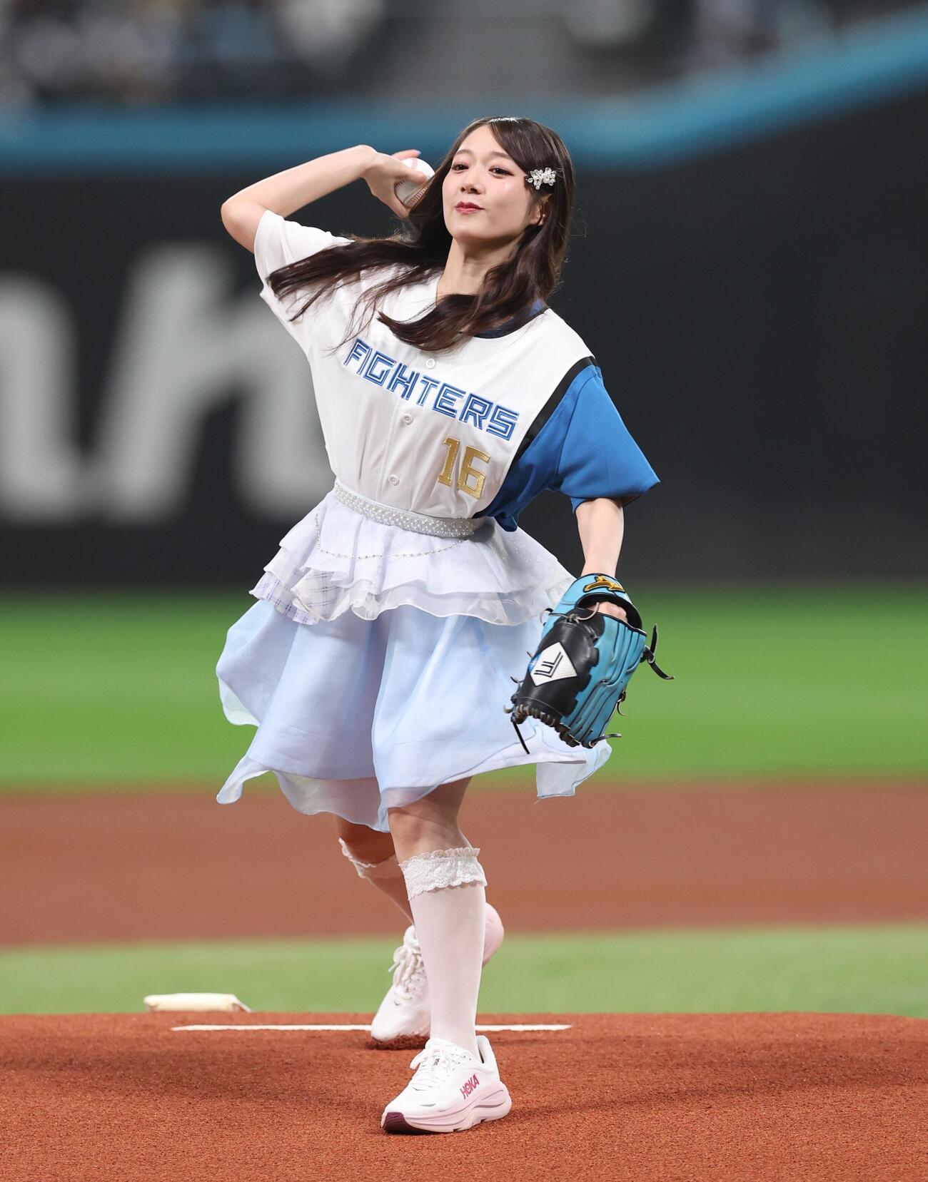 日本ハム対オリックス　ファーストピッチセレモニーで投球する「つばきファクトリー」の谷本安美（撮影・黒川智章）