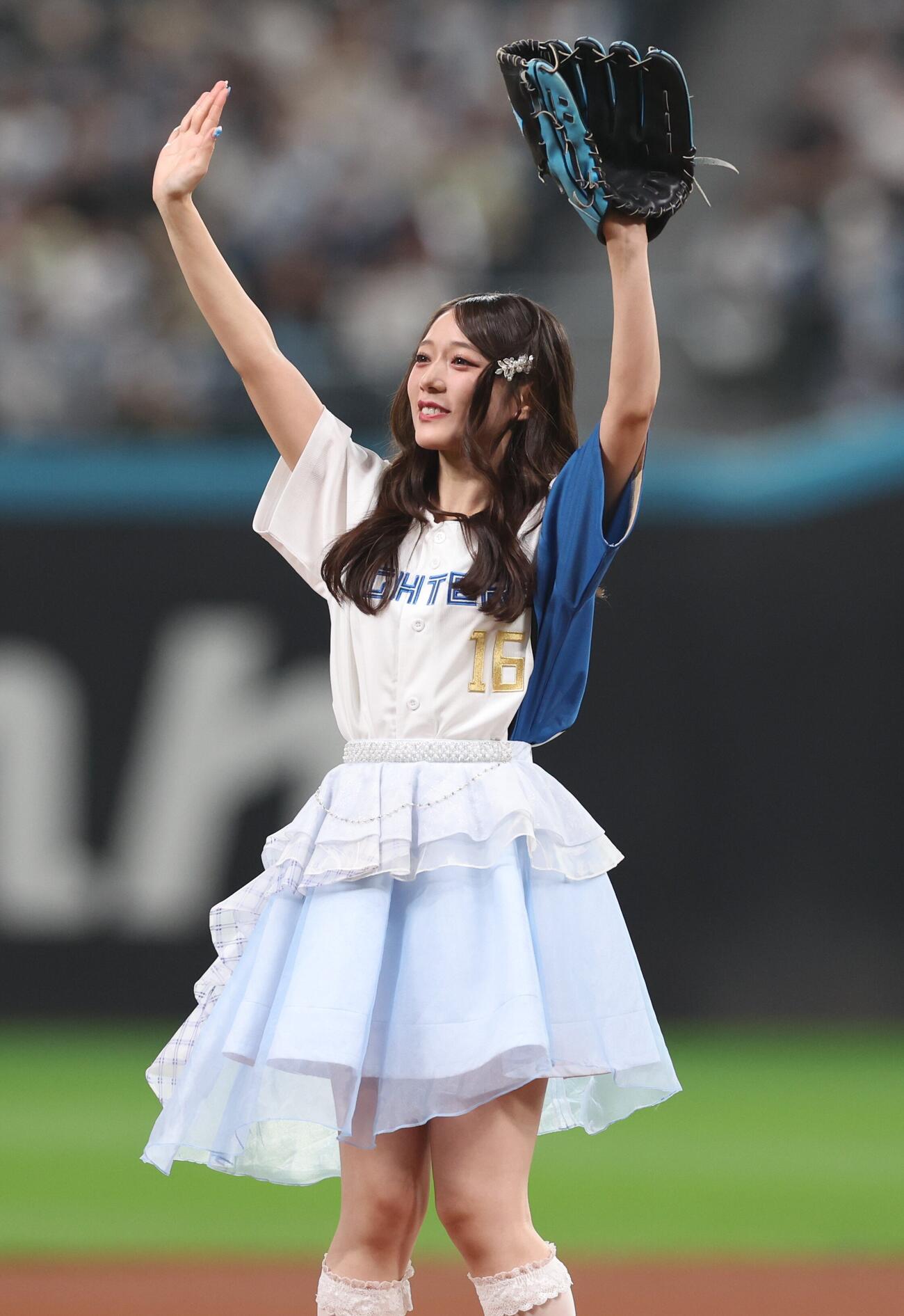 日本ハム対オリックス　ファーストピッチセレモニーで投球する「つばきファクトリー」の谷本安美（撮影・黒川智章）
