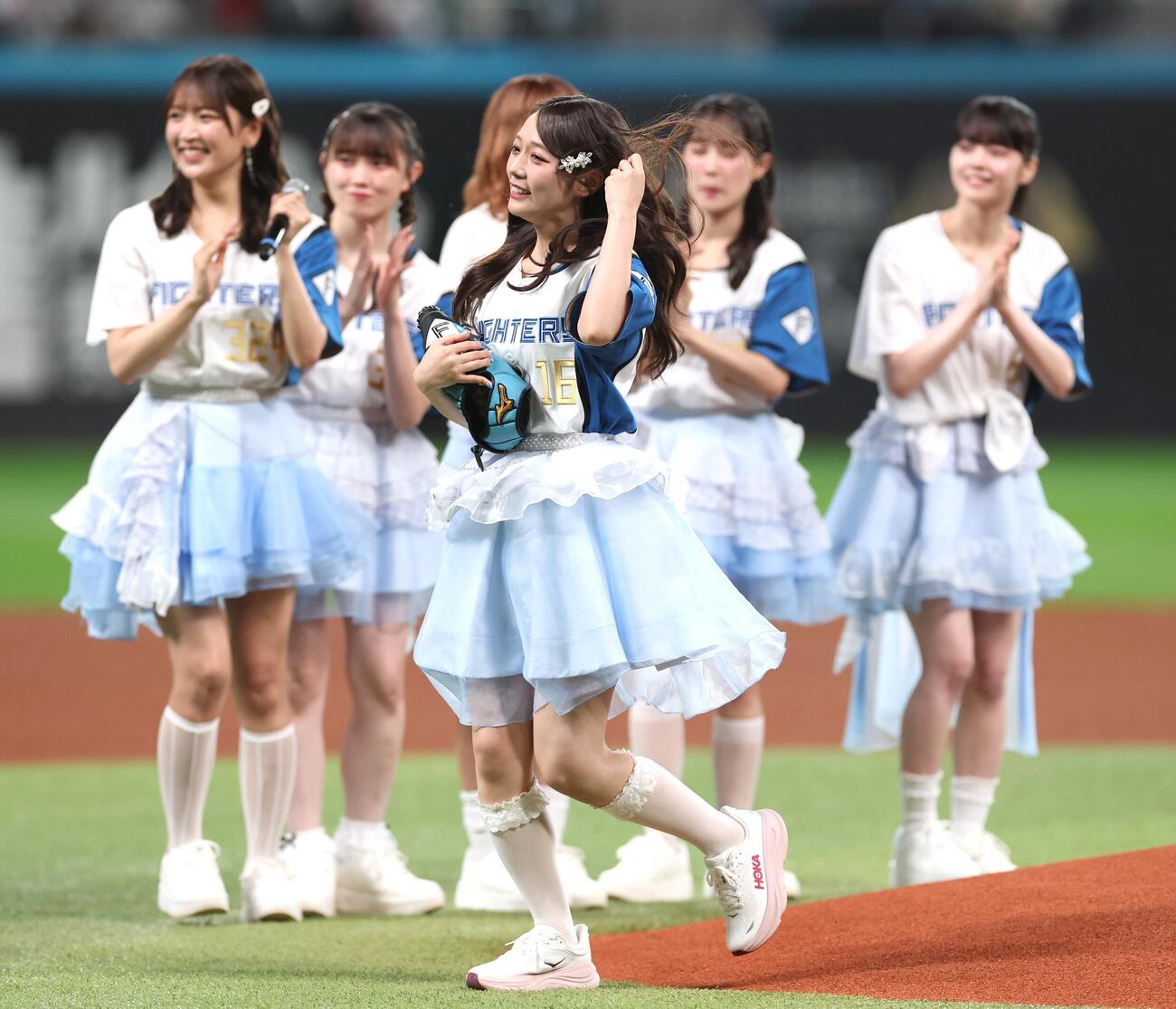 日本ハム対オリックス　ファーストピッチセレモニーで投球する「つばきファクトリー」の谷本安美（撮影・黒川智章）