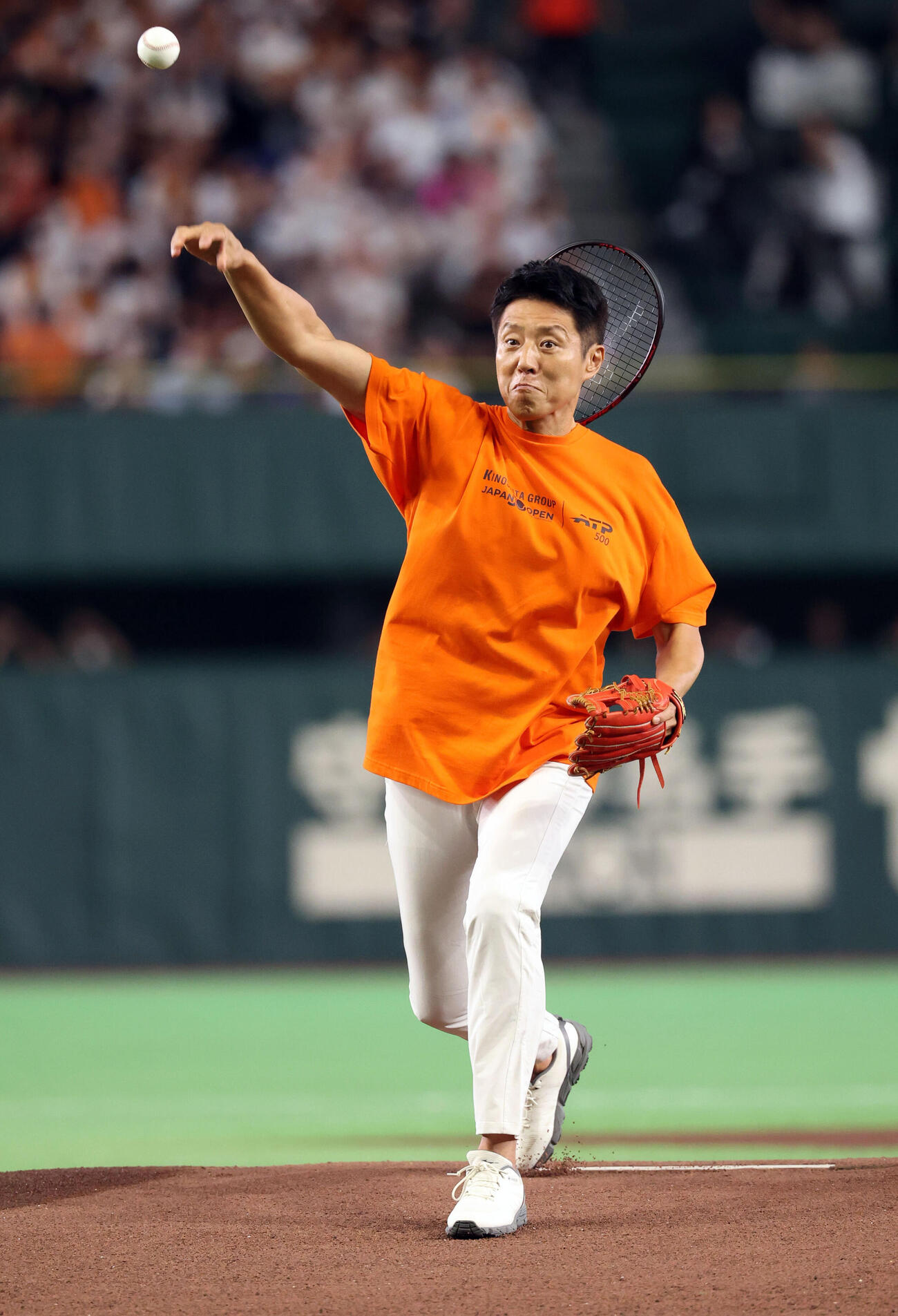 セレモニアルピッチに登場した松岡修造氏（撮影・浅見桂子）